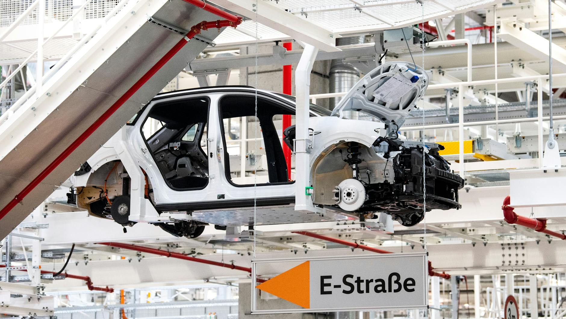 Im Werk Emden baut VW das Elektroauto ID.4. Der Anteil der Stromer soll viel schneller wachsen, fordert ein Bio-Bauer in einer Klage gegen VW.
