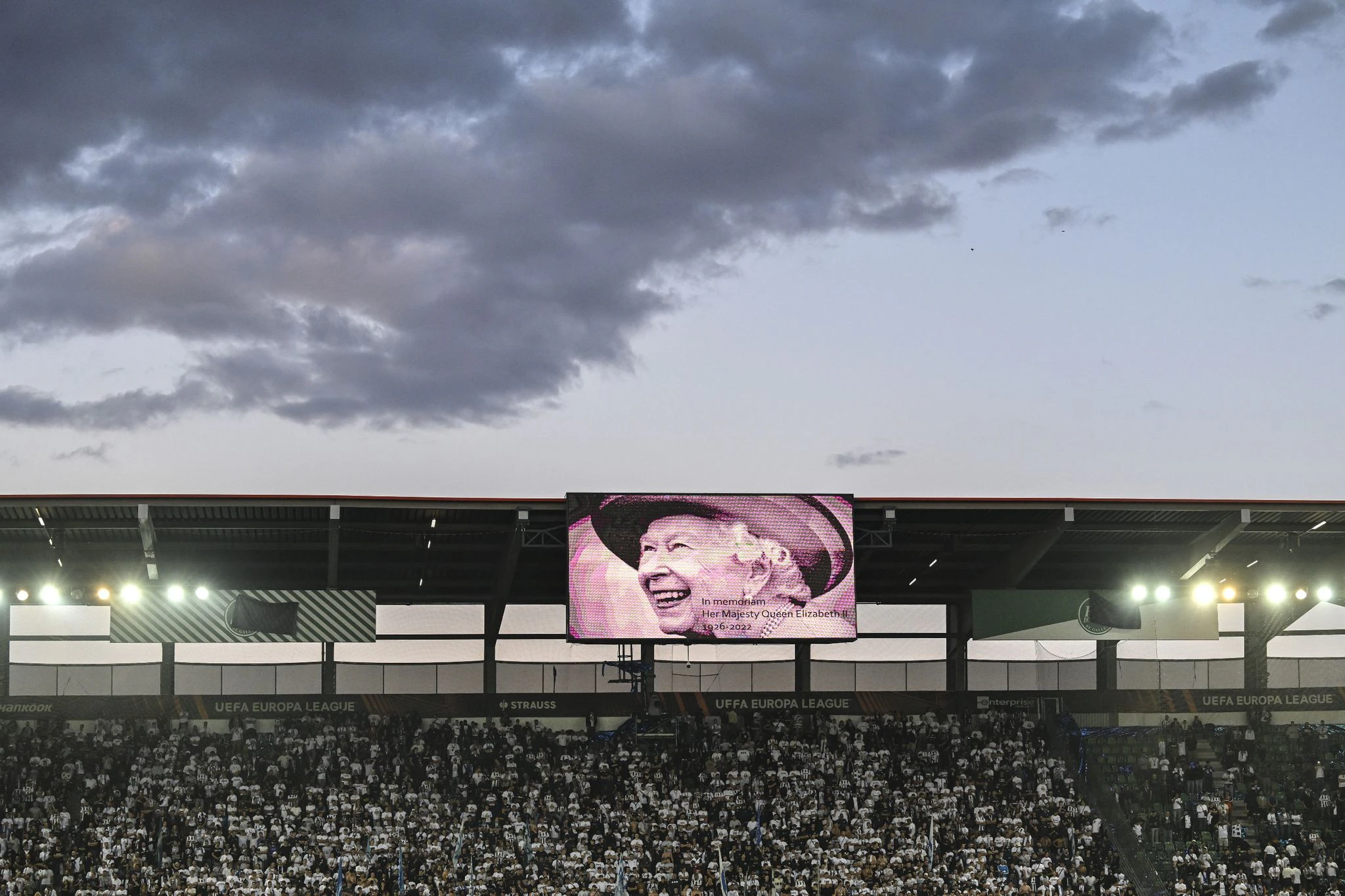 Ein Bild der verstorbenen Königin Elizabeth II. wird während des UEFA-Europa-League-Spiels zwischen dem FC Zürich und Arsenal England im Stadion projiziert.  
