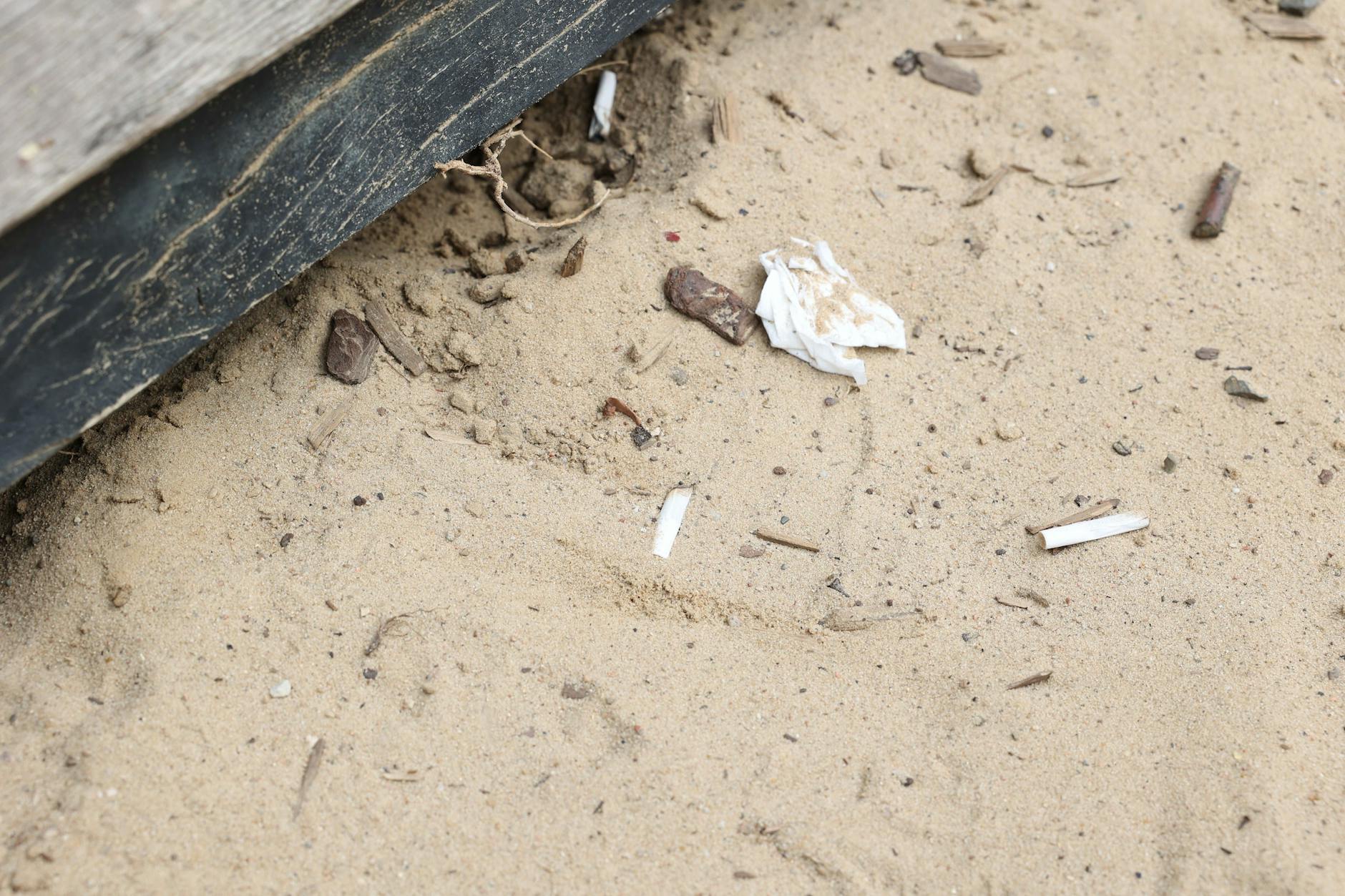 Auf dem Spielplatz in der Simplonstraße wurden Spritzen gefunden, auch wird gern geraucht.