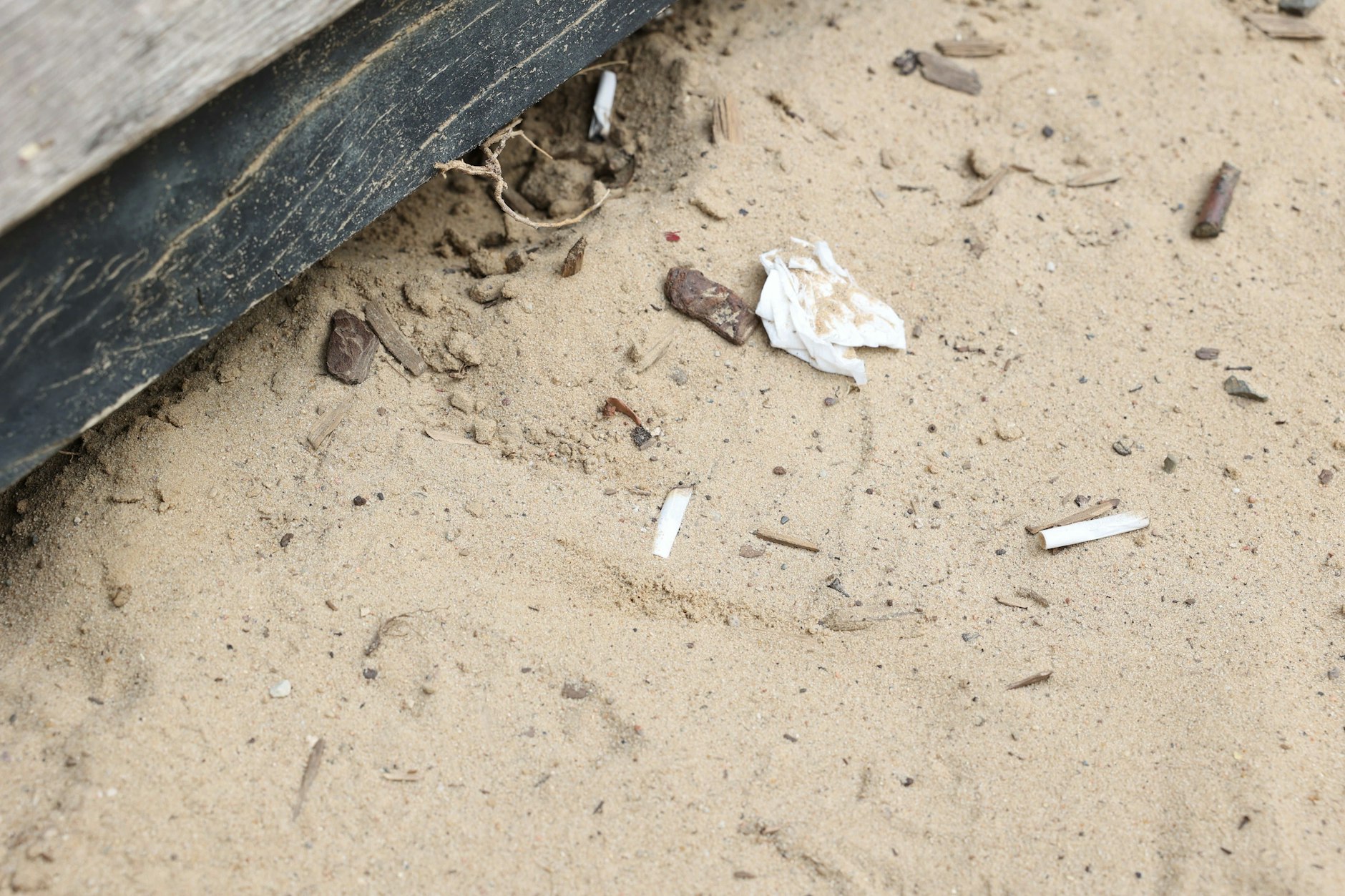 Auf dem Spielplatz in der Simplonstraße wurden Spritzen gefunden, auch wird gern geraucht.