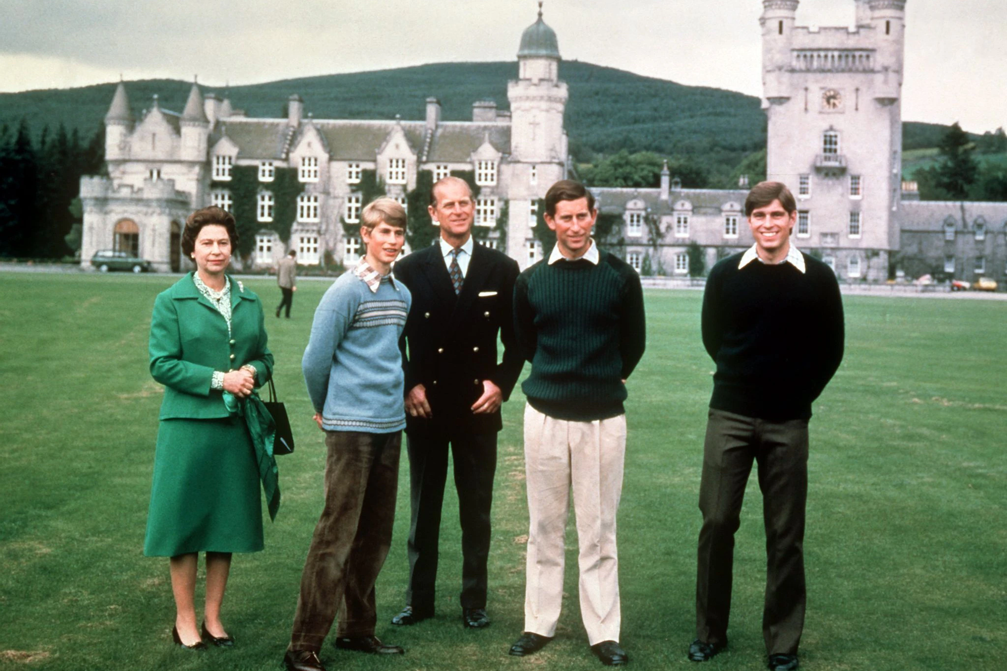 Königin Elizabeth II., Prinz Edward, Prinz Philip, Prinz Charles und Prinz Andrew im Jahr 1979 vor Schloss Balmoral in Schottland.
