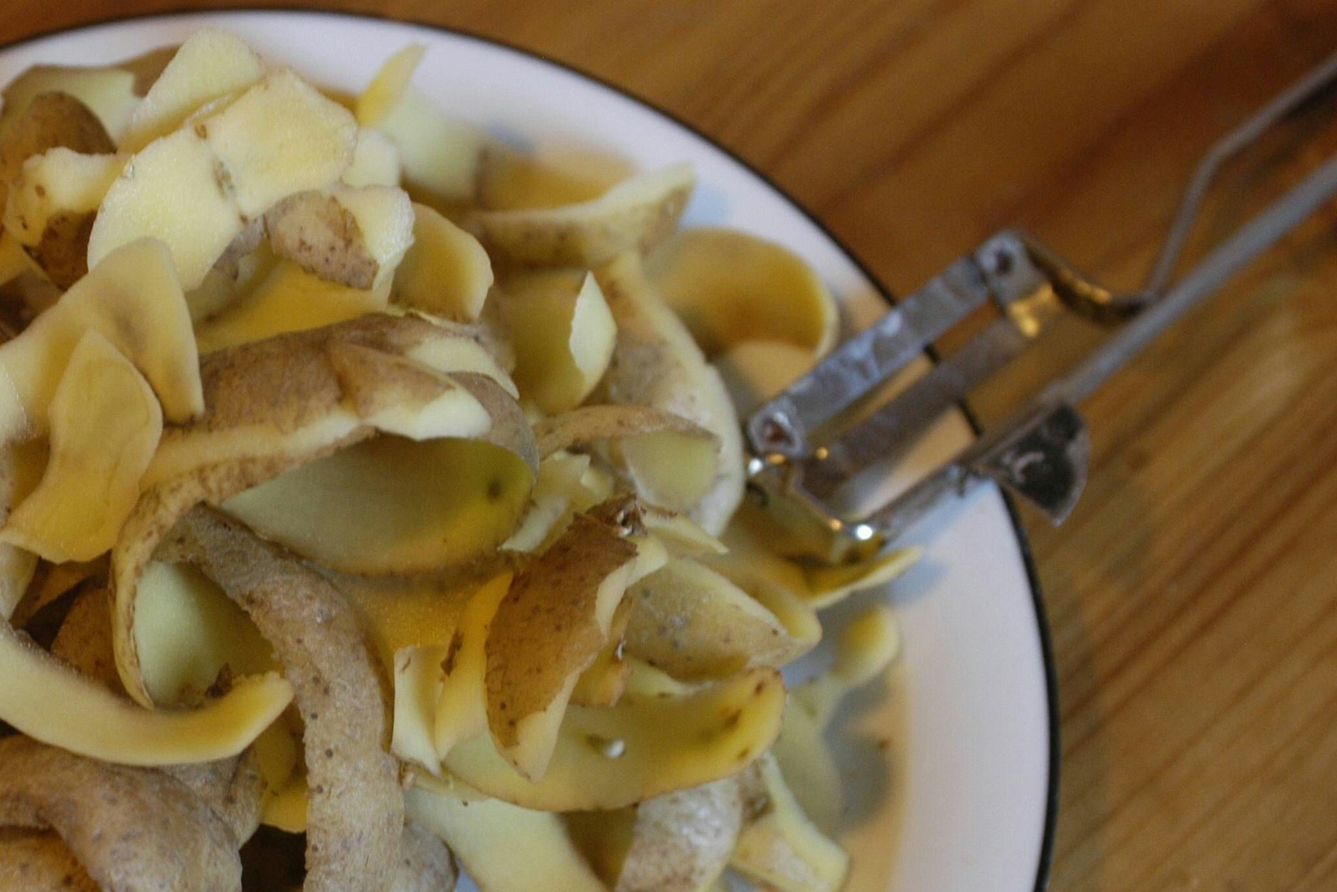 Ohne Famos nix los: Der beste Sparschäler der Welt kommt aus Deutschland, kostet 5,90 Euro und ist auch was für Linkshänder.