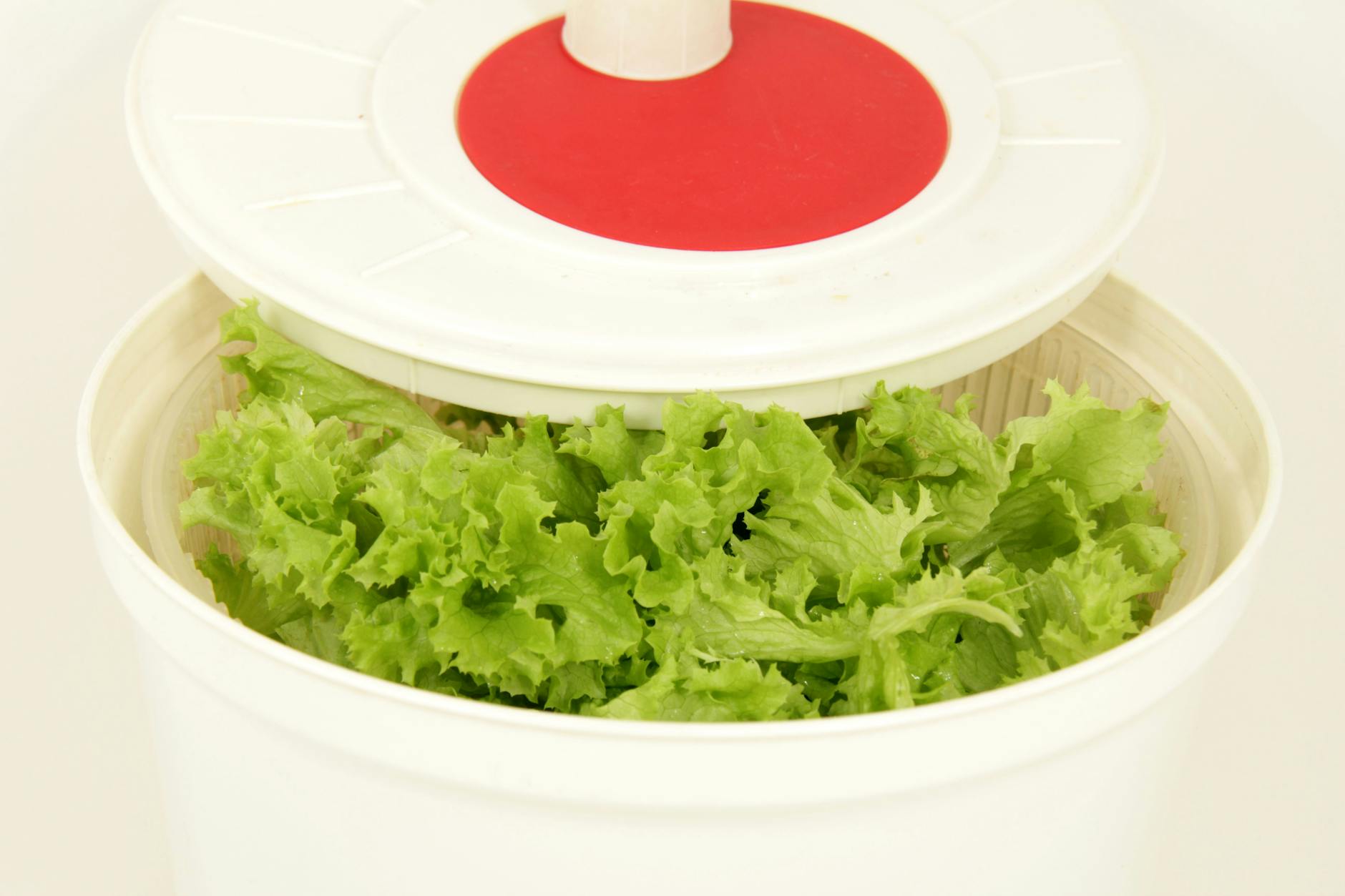 Muss nichts kosten: Bei der Salatschleuder gilt: Schon das Pfennigprodukt aus China ist gerade gut genug.