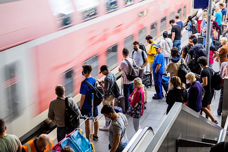 Fahrgäste am Berliner Bahnhof Ostkreuz.  