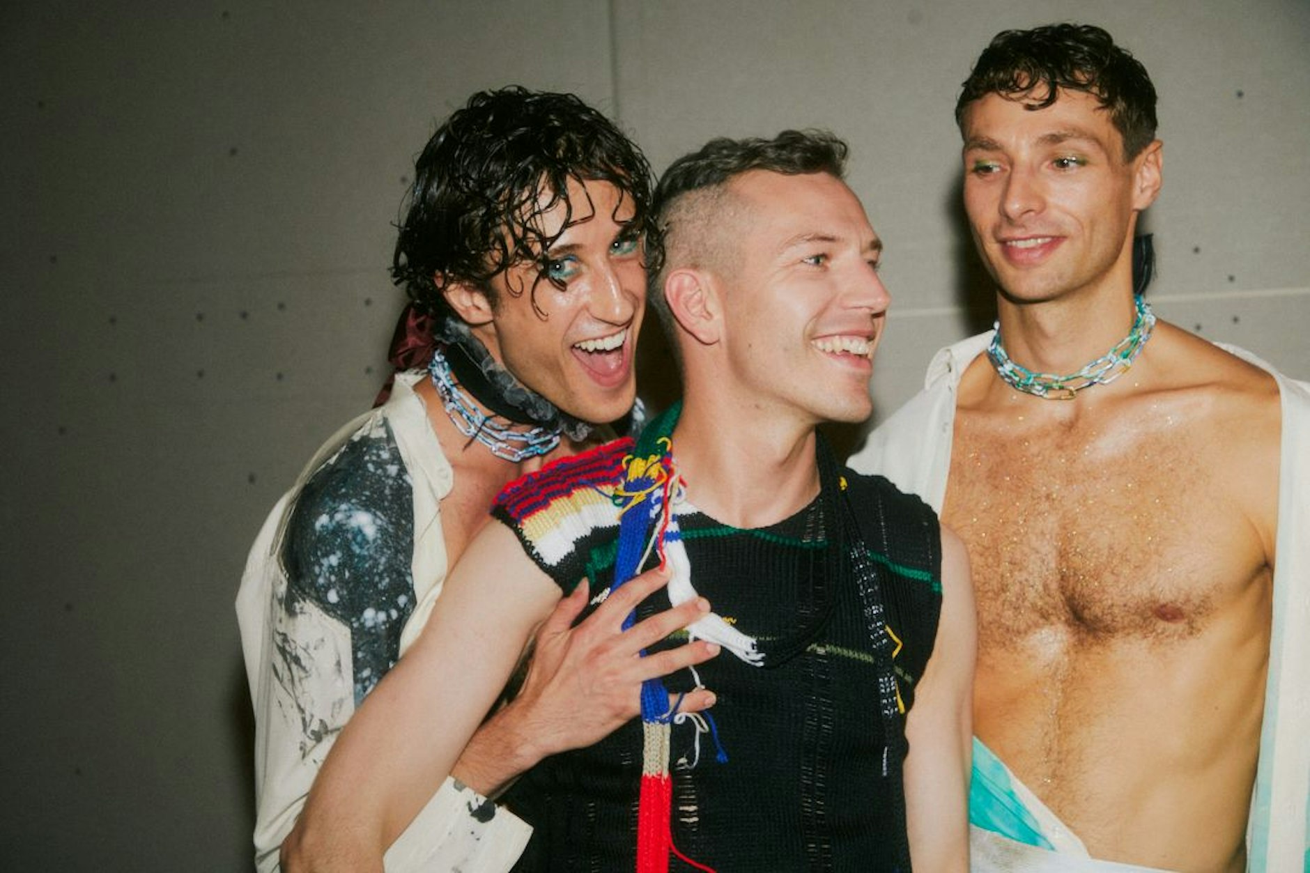 Da geht noch was: Designer Lucas Meyer-Leclère (mitte) hat backstage Spaß mit seinen Models.