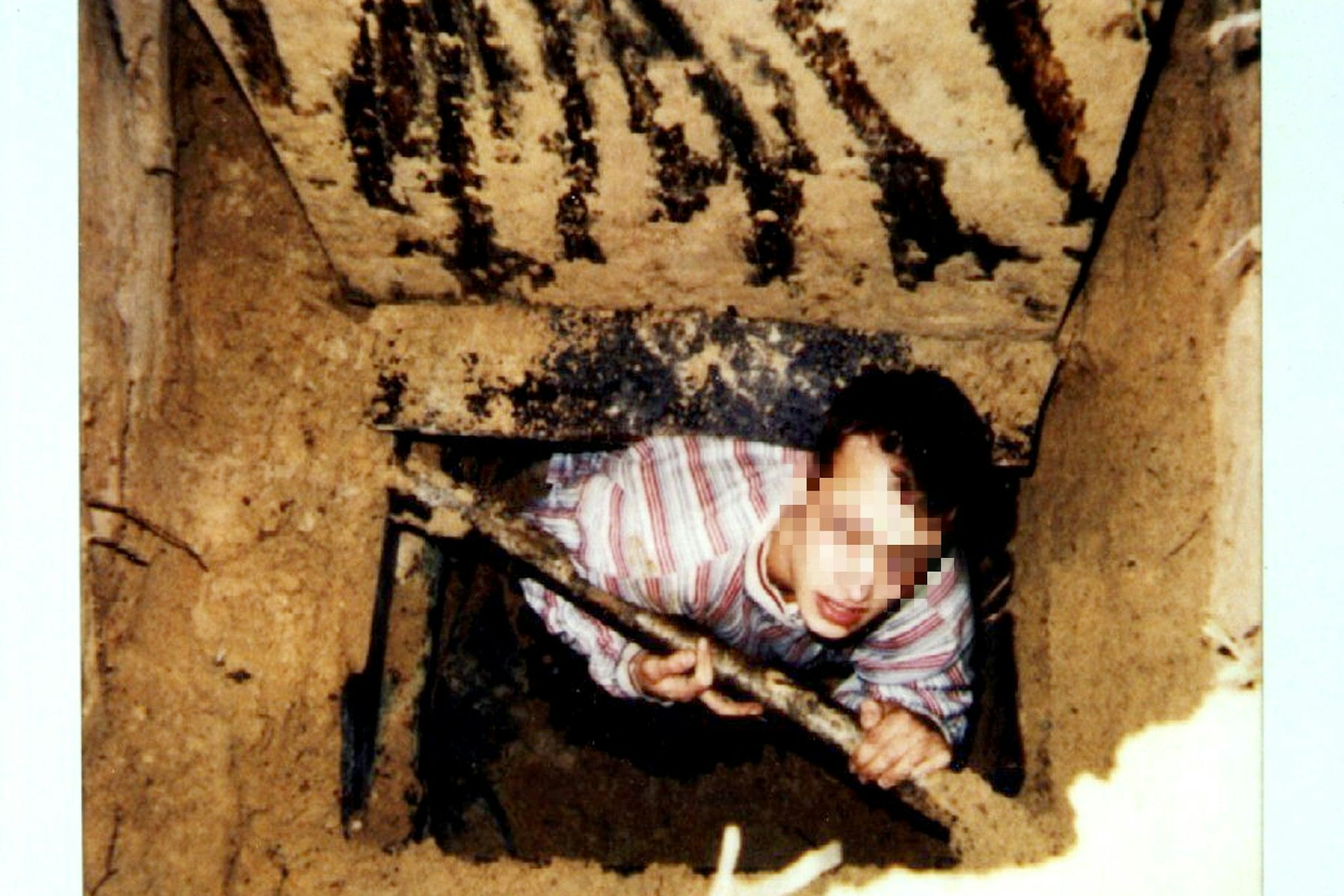 Das von der Polizei am 26.09.1997 veröffentlichte Polaroid-Foto zeigt den am 14. September 1997 verschleppten Gastwirtssohn Matthias Hintze in einem Erdschacht. Das von den Entführern aufgenommene Bild war Angehörigen Hintzes zugesandt worden. Die Leiche Hintzes wurde drei Wochen später bei Waren an der Müritz gefunden. 