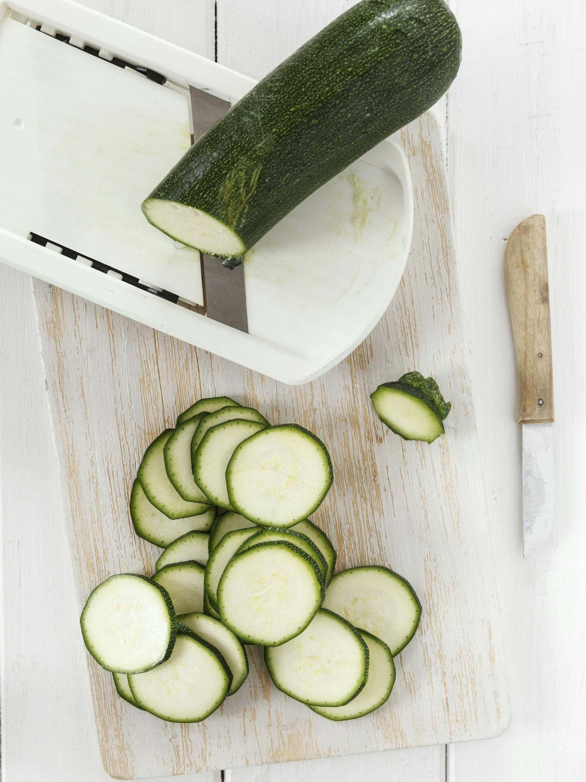 Und ab ist die Fingerkuppe: Wer die Mandoline beherrscht, dem schenkt sie hauchdünne Radieschen-Scheibchen.