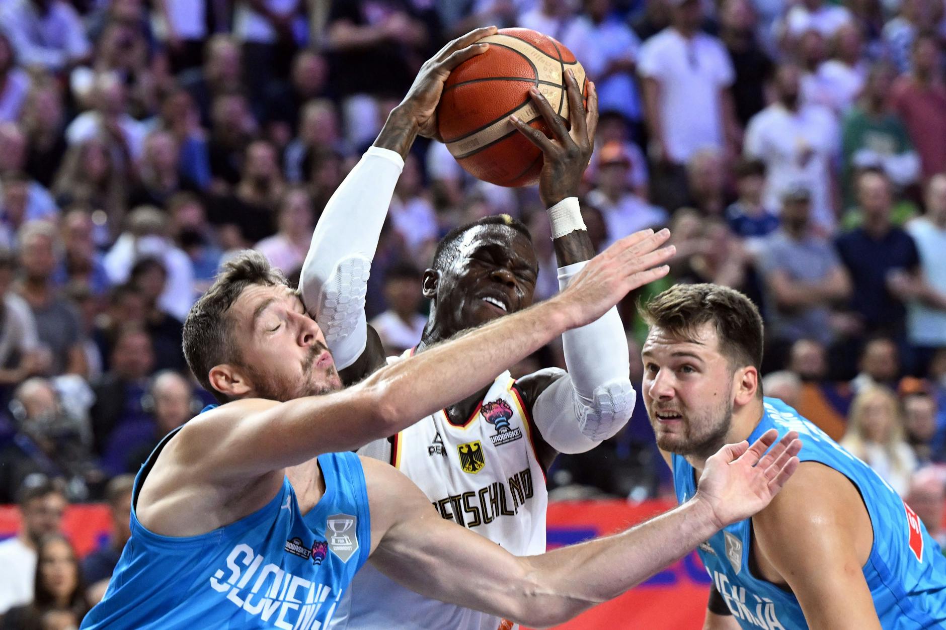 In der Vorrunde gegen die slowenischen Stars Goran Dragic (l.) und Luka Doncic (r.) haben Dennis Schröder (Mitte) und das deutsche Nationalteam gezeigt, dass sie mit den großen Nationen mithalten können.