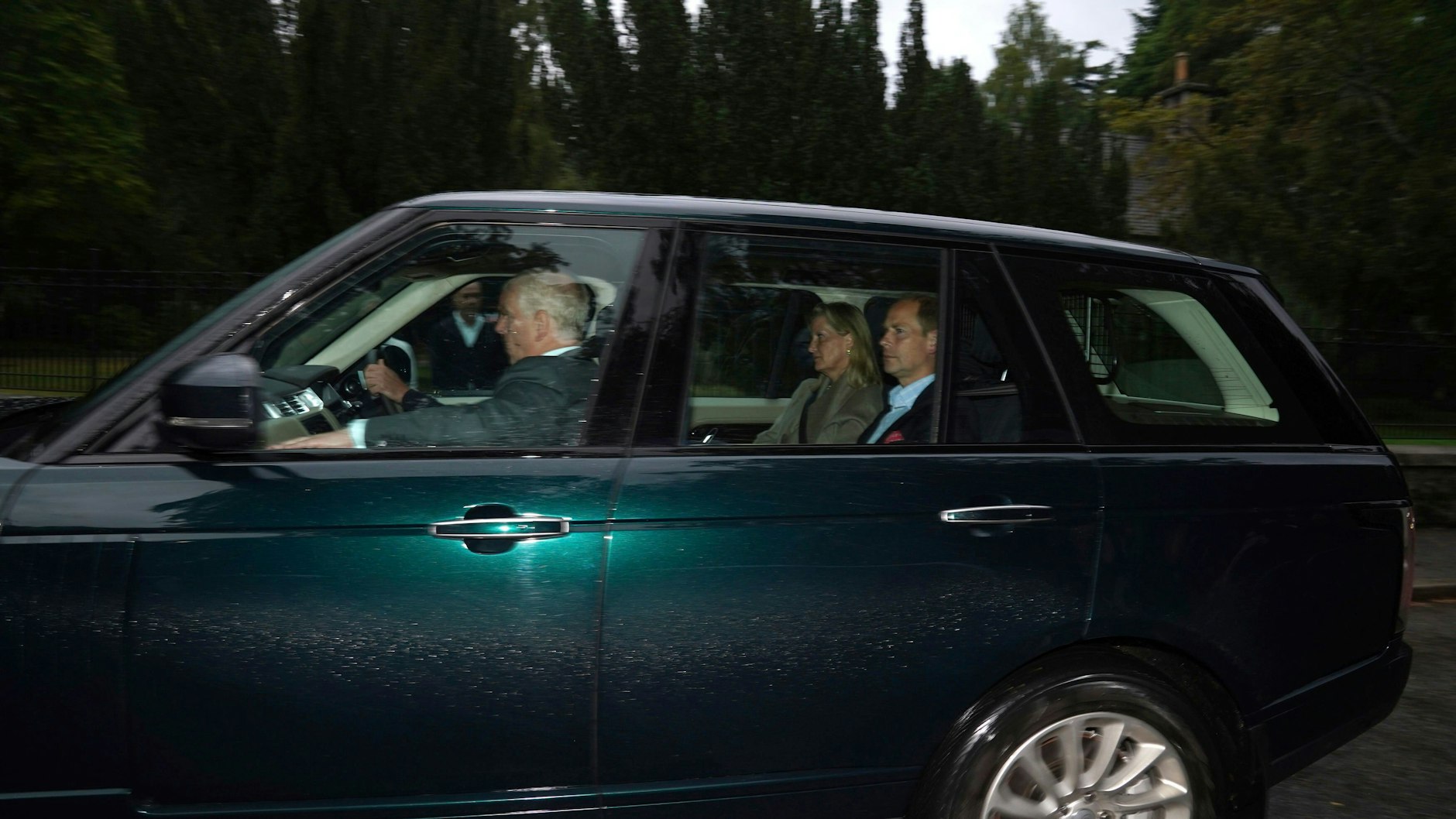 Die Mitglieder der Royal Family treffen in Balmoral ein.