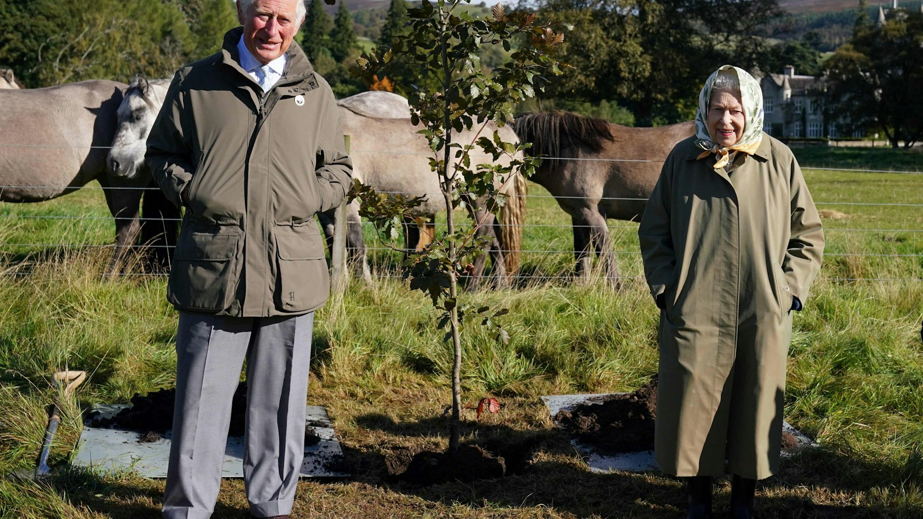König Charles mit seiner Mutter Elizabeth bei der Jagd.