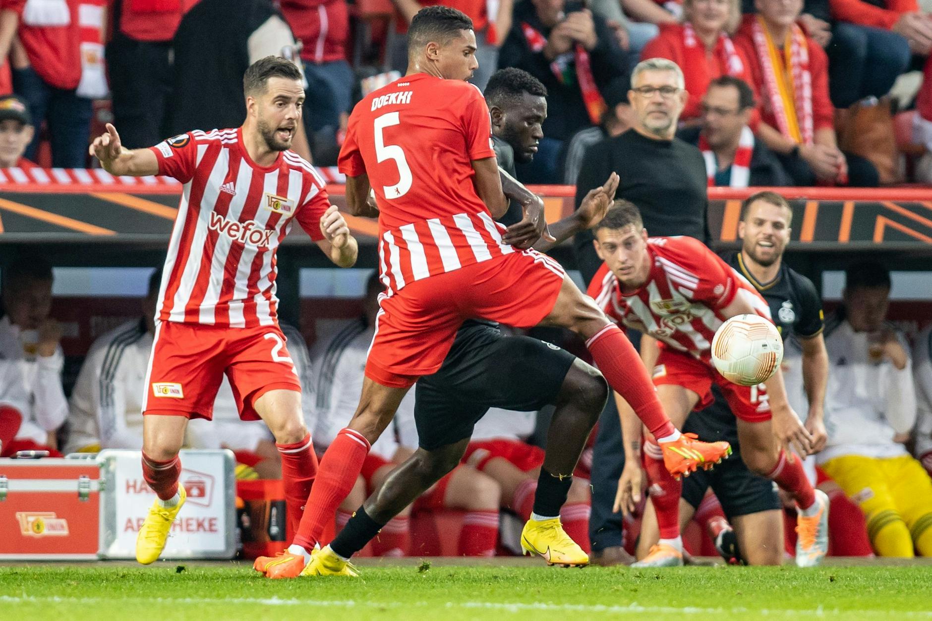 Viel Einsatz in der Alten Försterei. Unions Danilho Doekhi (M) kämpft gegen Victor Boniface von Union St. Gilloise um den Ball. 