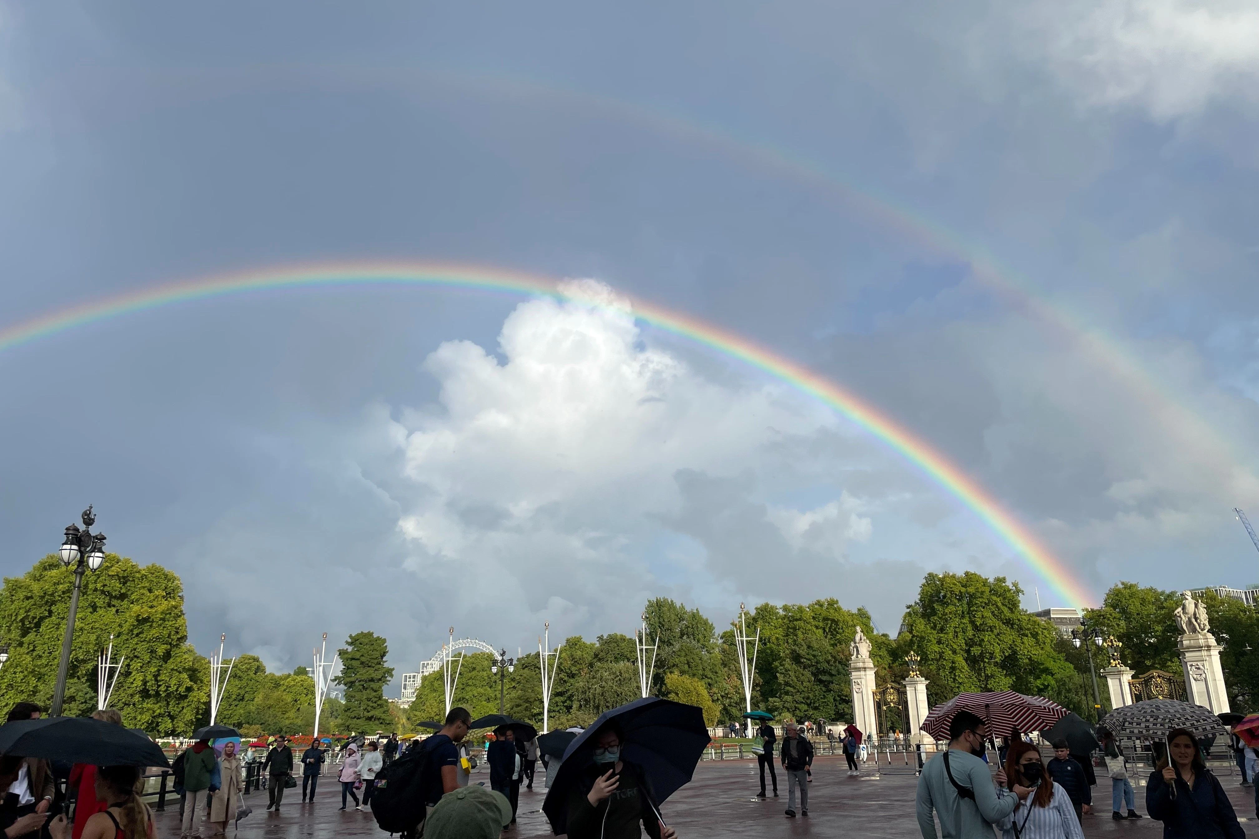 Ein Regenbogen über dem Buckingham-Palast. Kurz danach wurde der Tod der Queen verkündet.