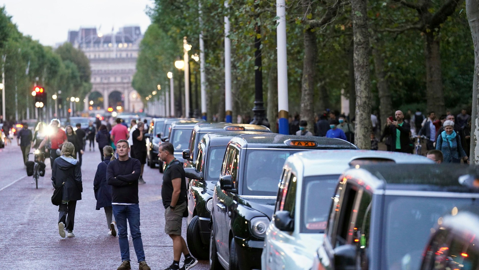 Taxi-Fahrer versammeln sich an der Straße&nbsp;„The Mall“ am Buckingham-Palast, um der verstorbenen Königin ihren Respekt zu erweisen.&nbsp;
