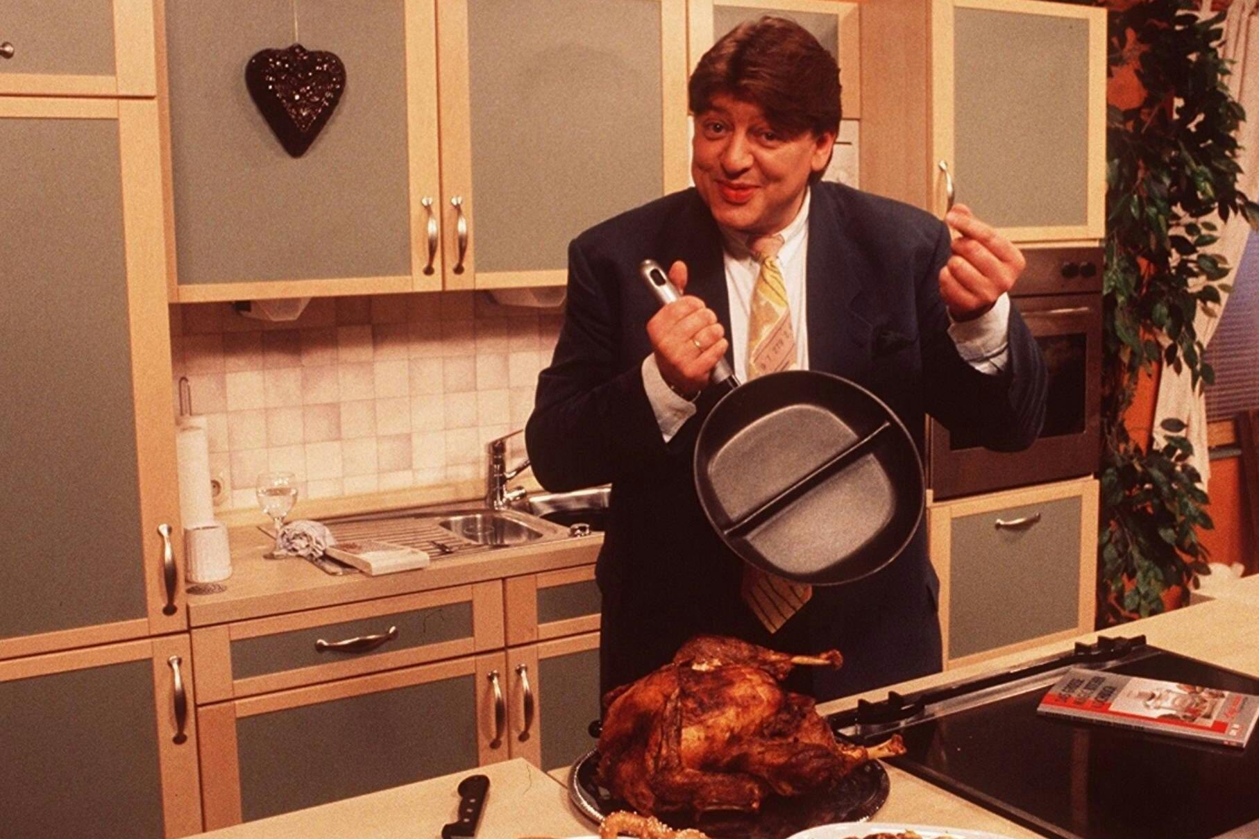 So einen Scheiß brauchen Sie nicht: Moderator Walter Freiwald 1998 mit der „praktischen Doppel-Pfanne“ in einer Teleshopping-Sendung.