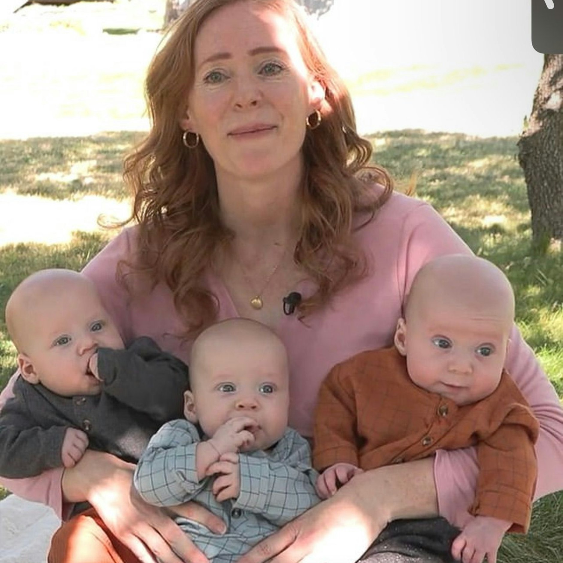 Audrey Tiberius mit ihren eineiigen Drillingen.