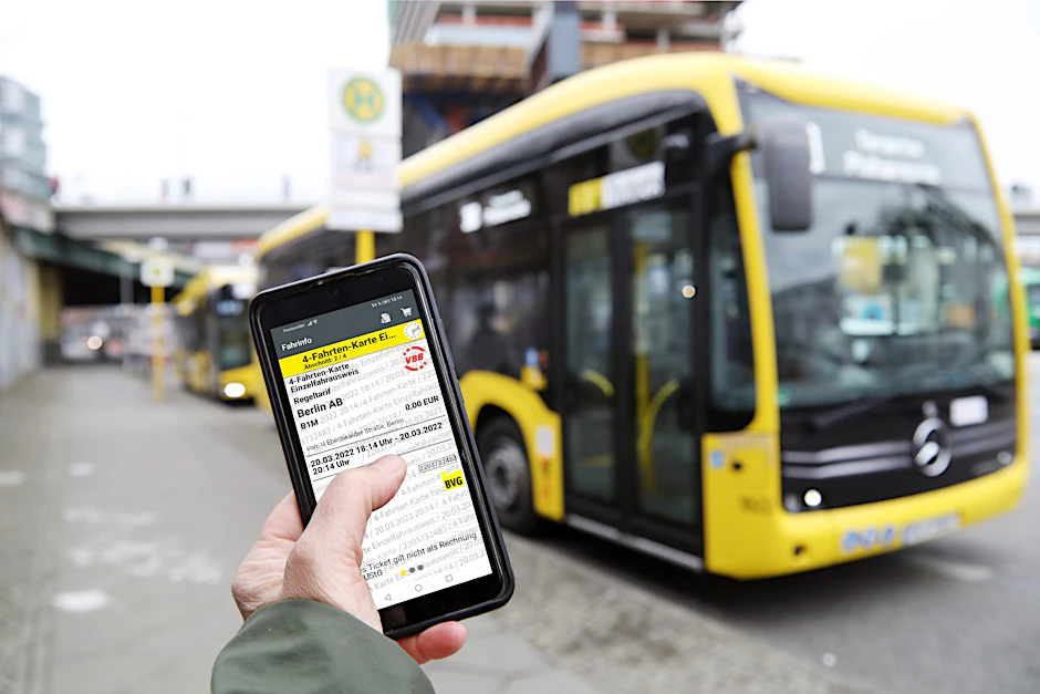 Gern auch per App oder mit EC-Karte – aber nicht mit Münzen oder Geldscheinen. In den Bussen der Berliner Verkehrsbetriebe (BVG) werden Fahrscheine nicht mehr gegen Bargeld verkauft.