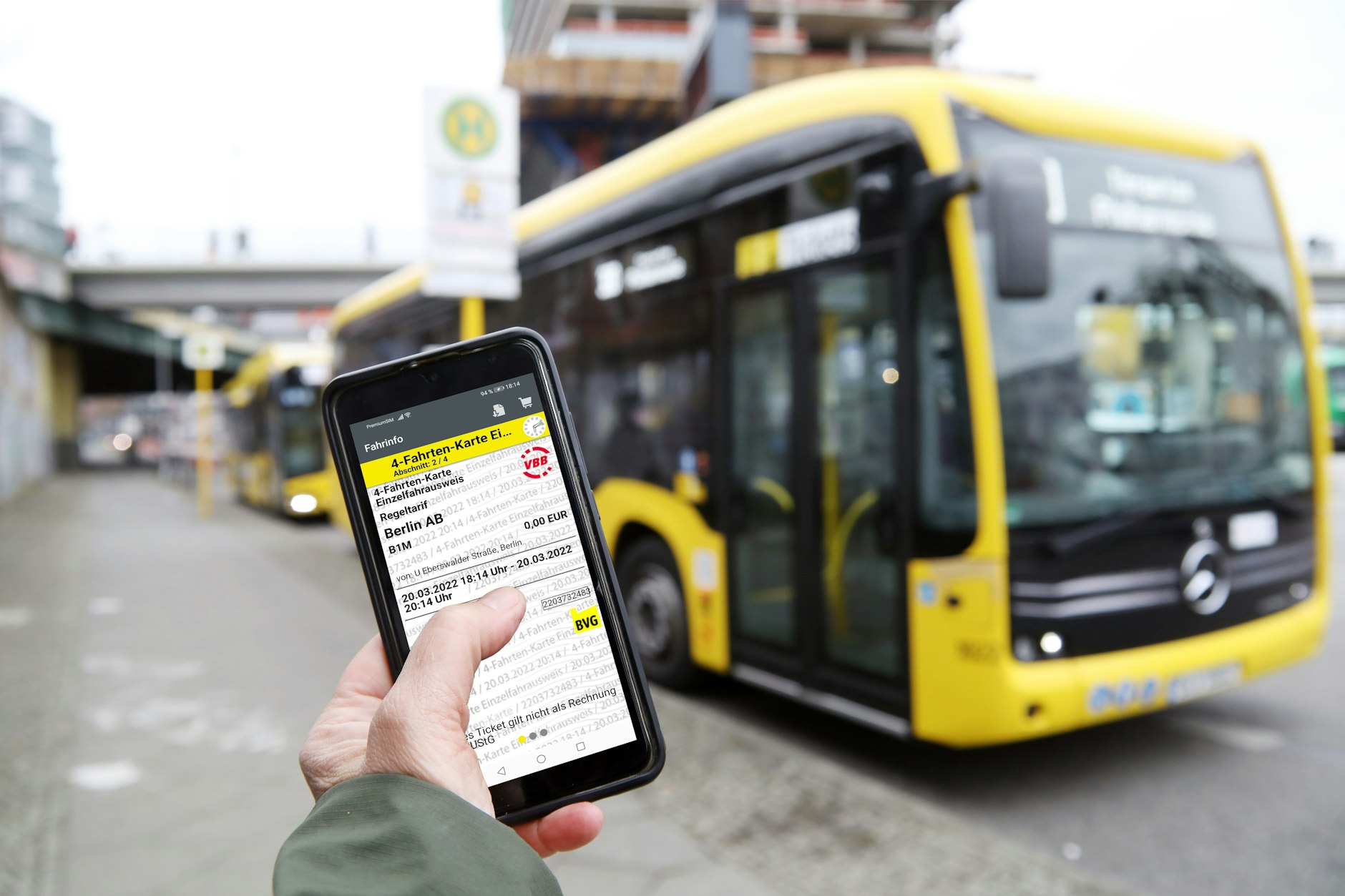 Gern auch per App oder mit EC-Karte – aber nicht mit Münzen oder Geldscheinen. In den Bussen der Berliner Verkehrsbetriebe (BVG) werden Fahrscheine nicht mehr gegen Bargeld verkauft.