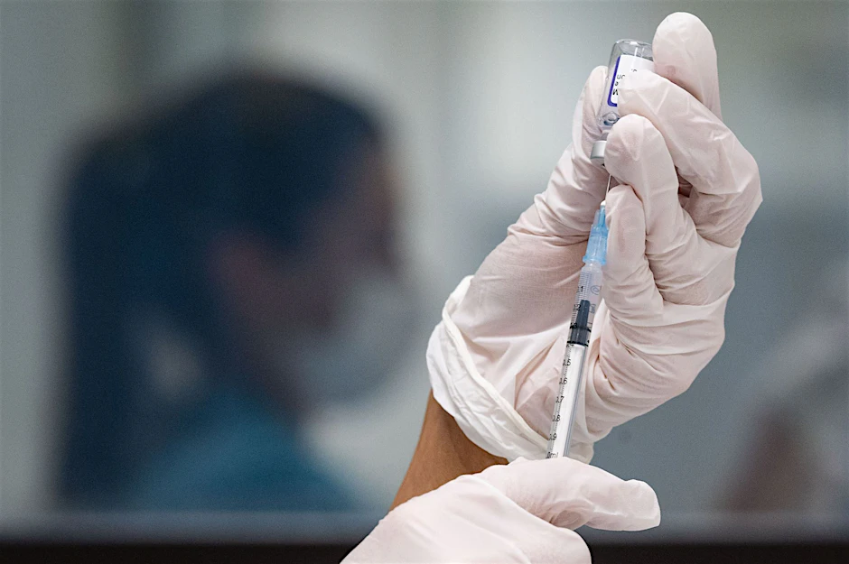 Eine neue Studie zu schweren Nebenwirkungen der mRNA-Covid-19-Impfstoffen von Moderna und Biontech/Pfizer zeigt mehr Schaden als Nutzen durch die Impfung.&nbsp;