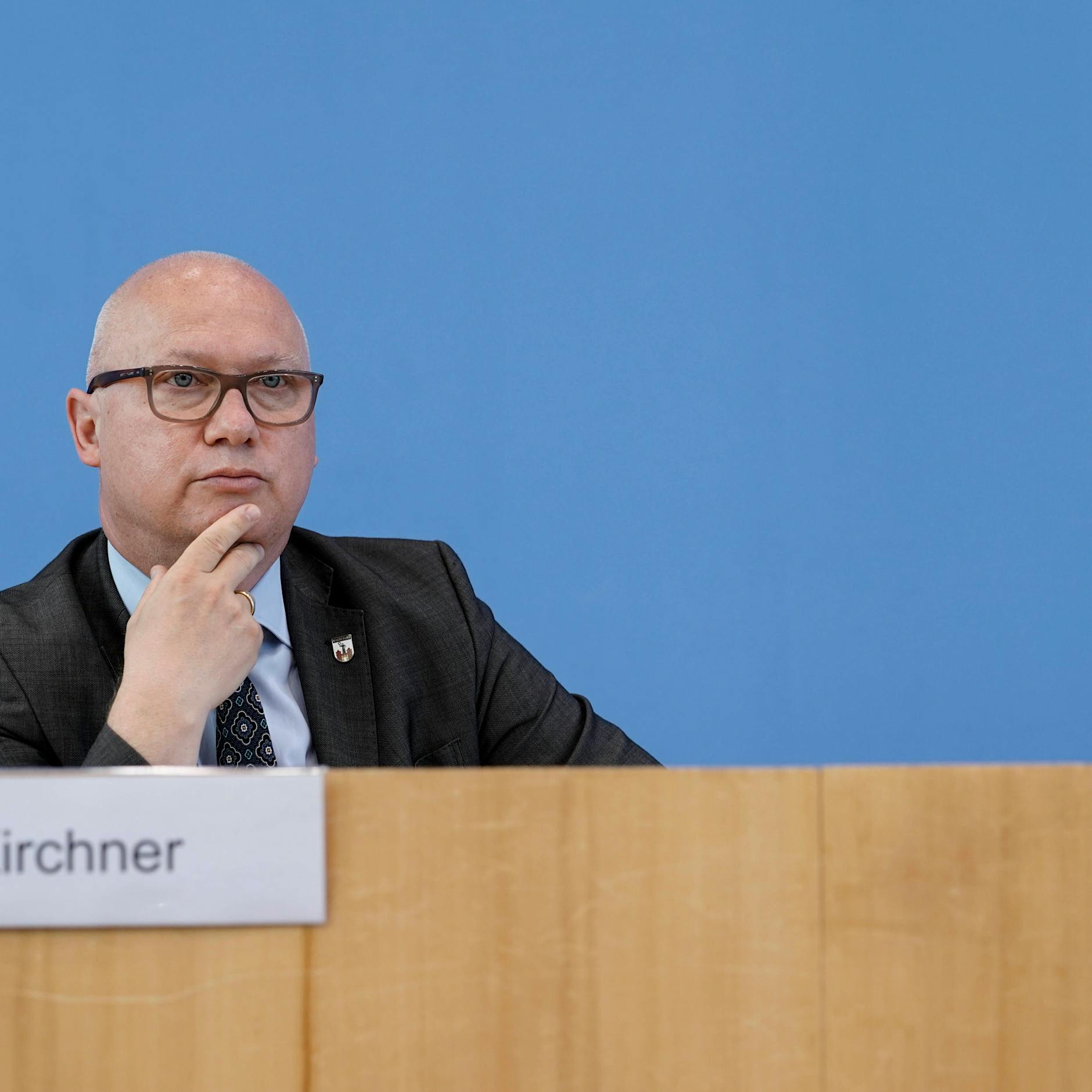 Weil er nicht Rechtsextremist genannt werden will: AfD-Politiker hetzt mit Nazi-Methoden gegen zwei Journalisten