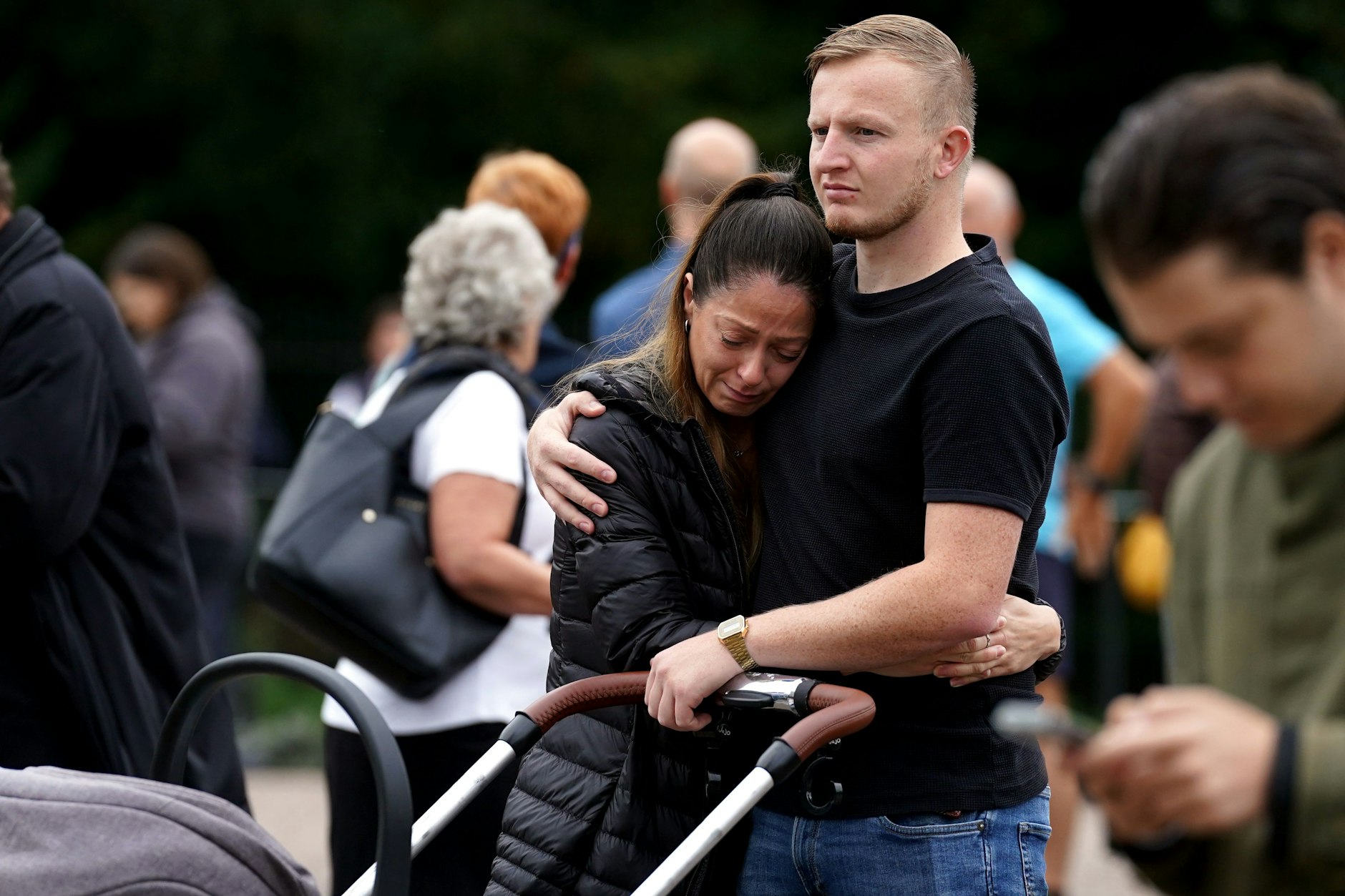 Trauernde stehen vor Schloss Windsor.&nbsp;