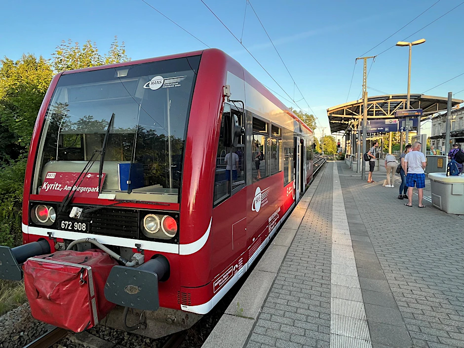 Sonntagabend im Bahnhof Neustadt (Dosse): Die RB73 aus Pritzwalk ist eingetroffen und fährt zurück – aber nur bis Kyritz. Von dort bis Pritzwalk gibt es nur drei oder vier Fahrten pro Tag.&nbsp;