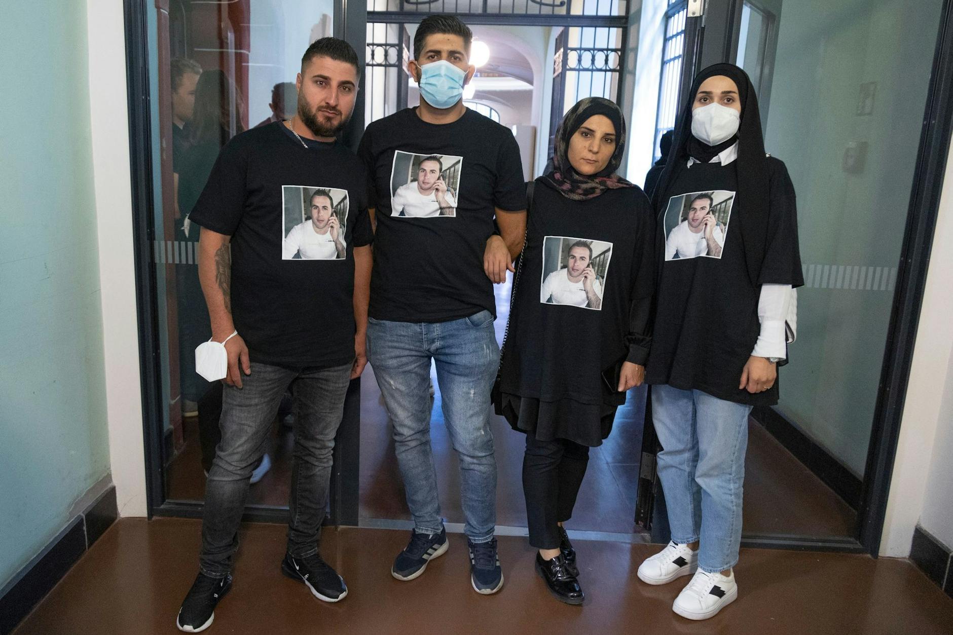 Freunde und Angehörige des Opfers im Gericht: Auf ihren Shirts ist ein Foto von Mahmoud F.