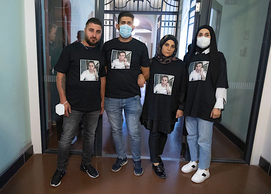 Freunde und Angehörige des Opfers im Gericht: Auf ihren Shirts ist ein Foto von Mahmoud F.