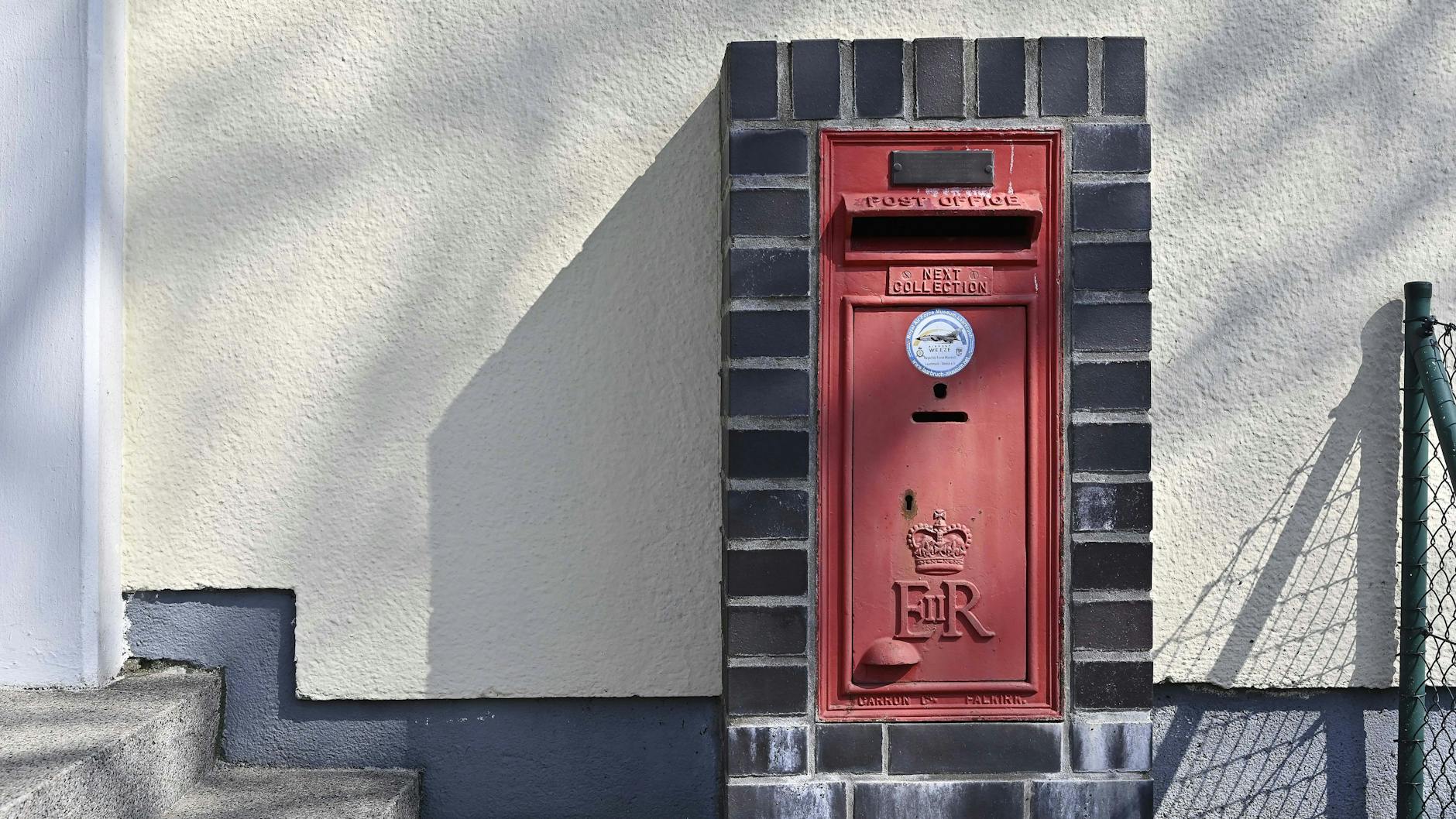 Es ist unwahrscheinlich, dass Briefkästen der Royal Mail mit der ER-Chiffre der Königin (für „Elizabeth Regina“, das lateinische Wort für Königin) entfernt werden.