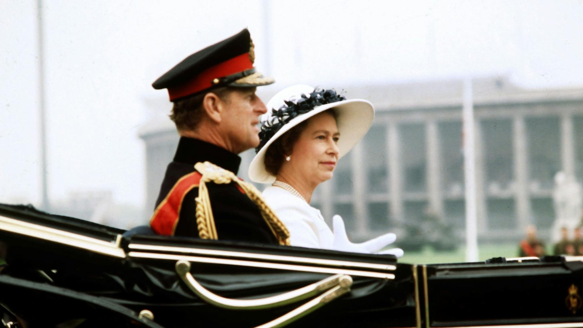 Königin Elizabeth II. von Großbritannien und ihr Gatte Prinz Philip fahren in einem offenen Landauer am 24.05.1978 in Berlin anlässlich einer Truppeninspektion über das Maifeld am Olympiastadion. 