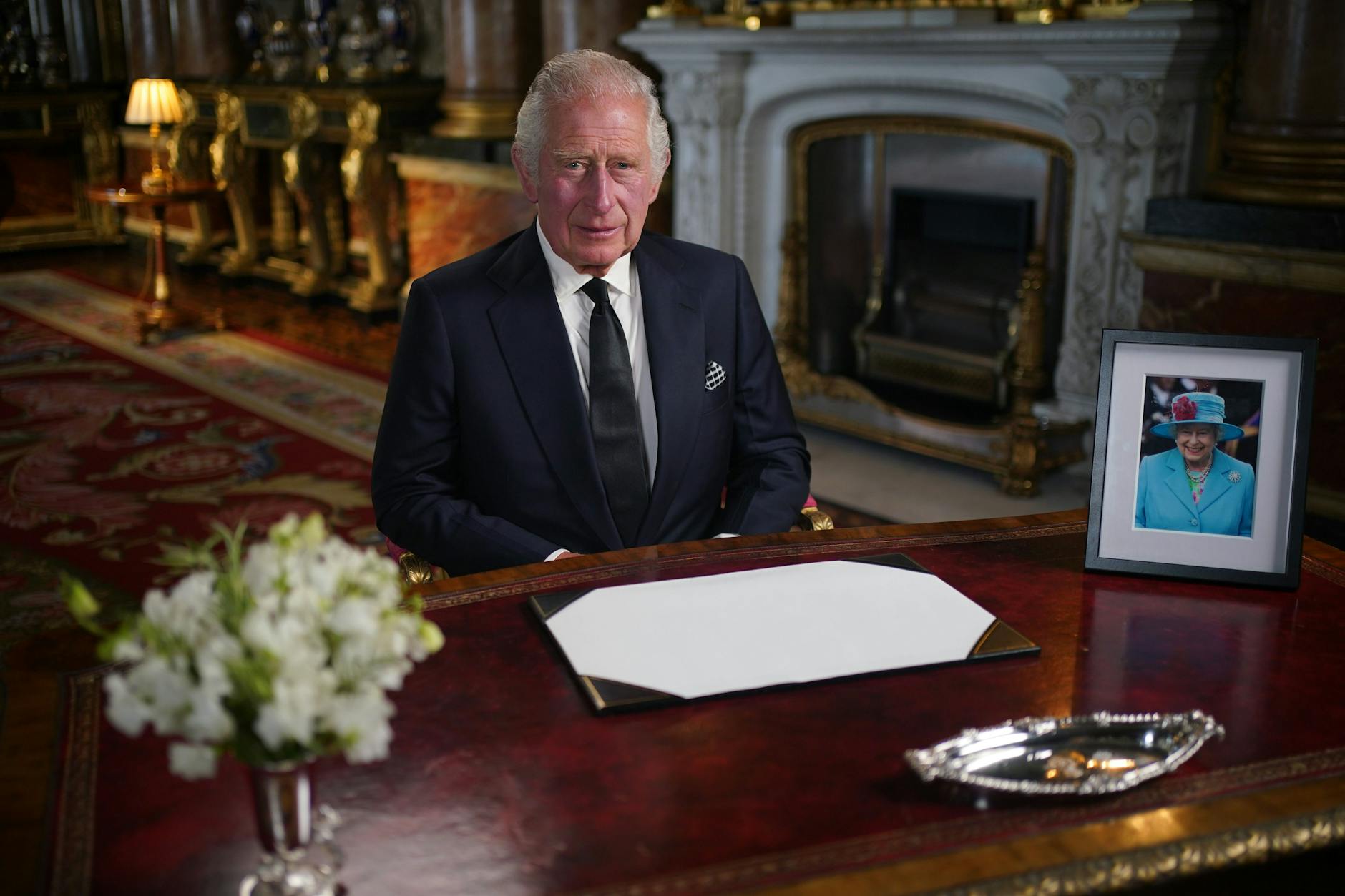 Der britische König Charles III. hält nach dem Tod von Königin Elizabeth II. im Buckingham Palace seine erste Ansprache an die Nation und das Commonwealth.&nbsp;
