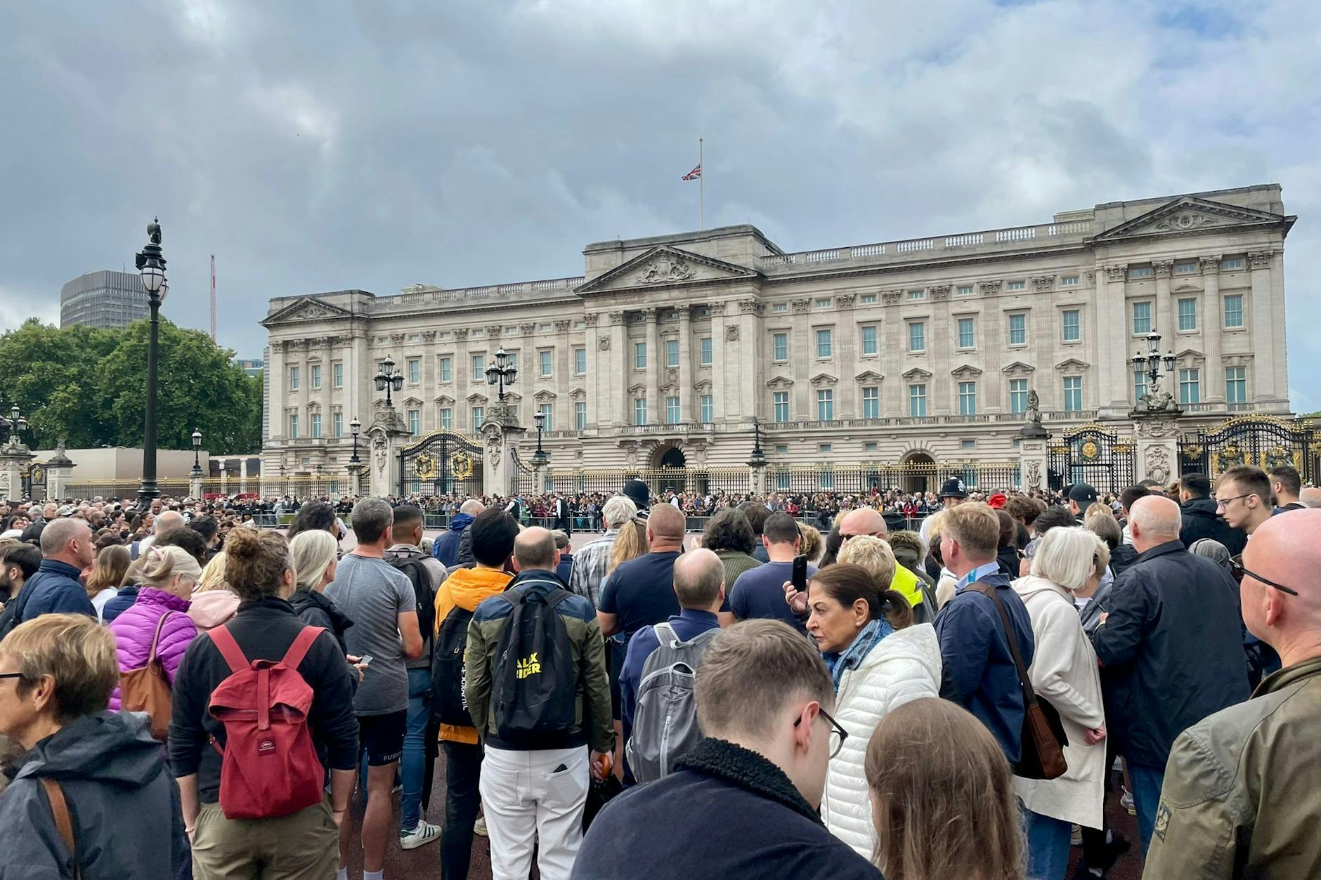 Trauernde vor dem Palast, die Flagge auf halbmast
