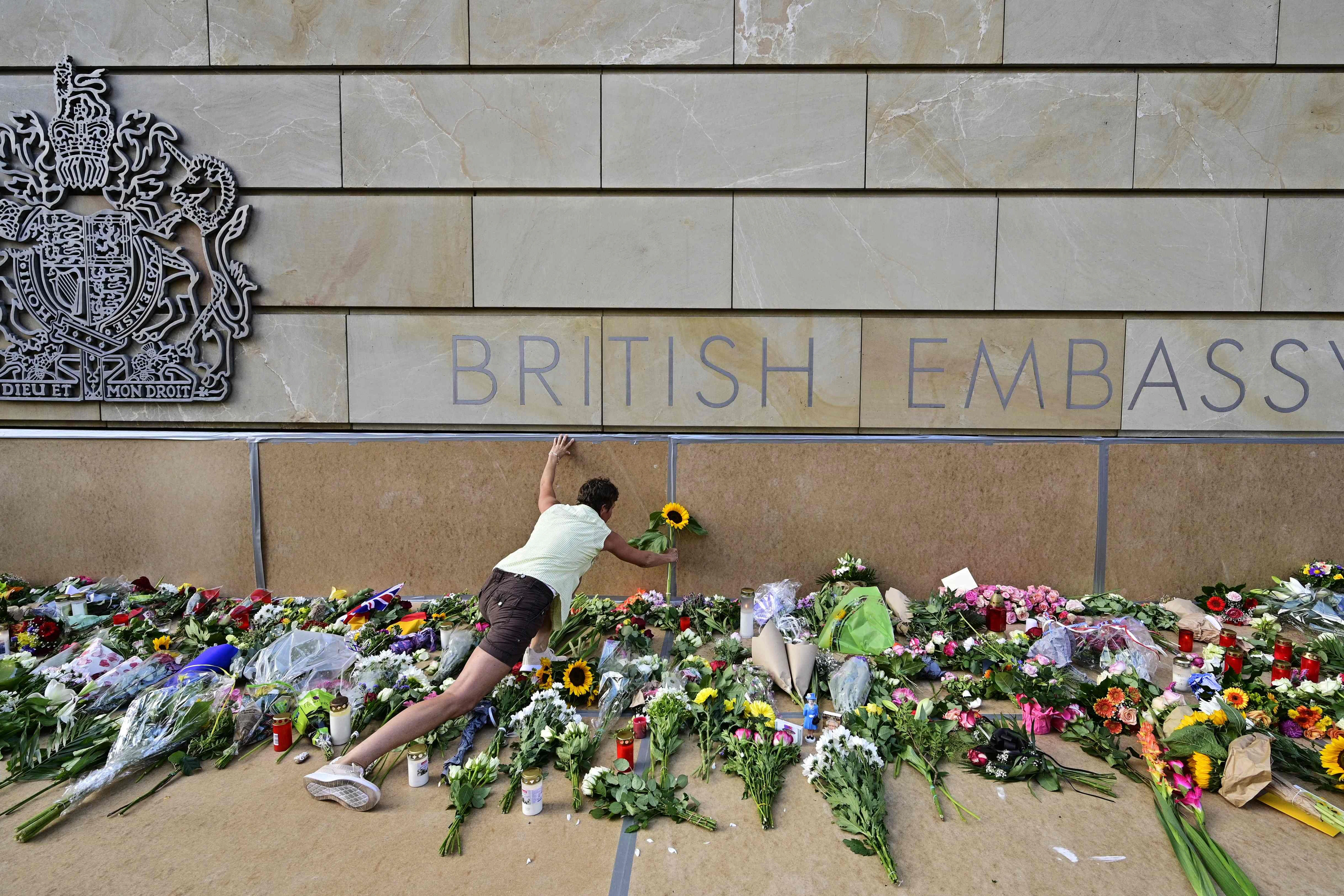 Blumen liegen vor der britischen Botschaft in Berlin