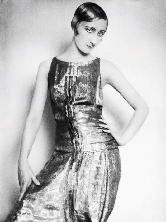 Szene mit Margo Lion aus der Revue „Hetärengespräche“, 1927