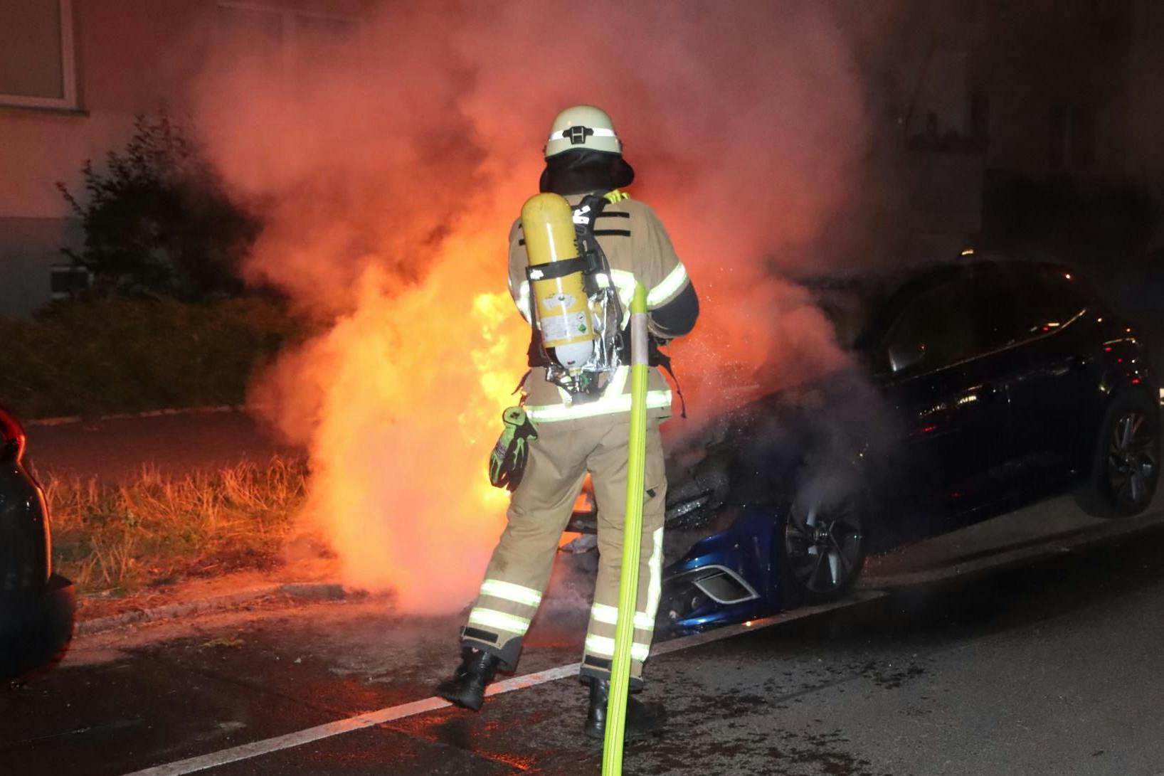...und natürlich, wie es in Berlin fast täglich geschieht, brannten wieder Autos. Zum Beispiel in der Nacht zum Donnerstag in Alt-Treptow.