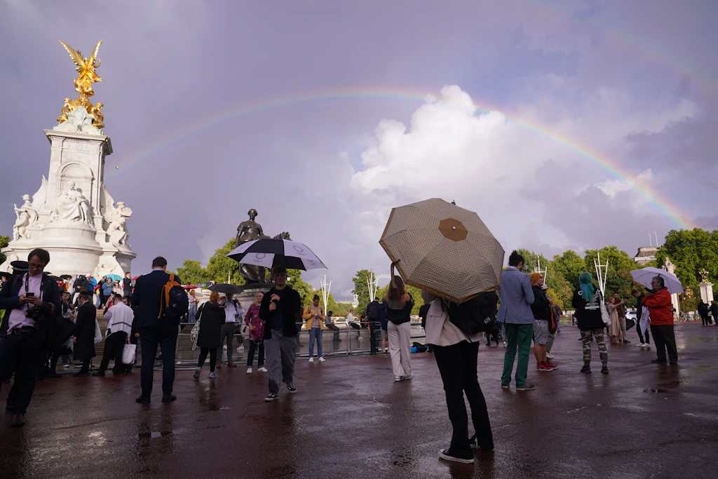 Nach Tod der Queen: Doppelter Regenbogen über Buckingham Palace