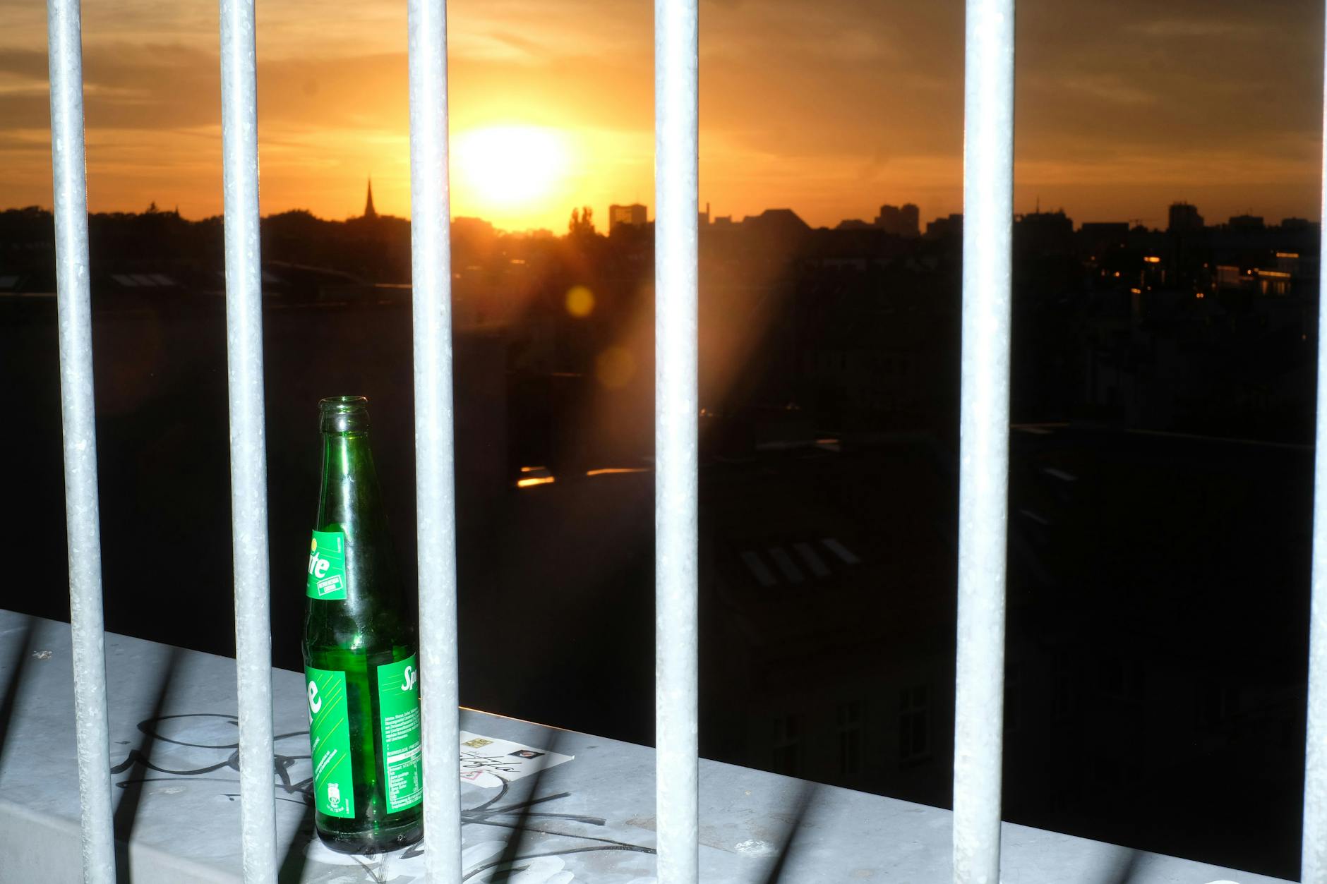 Blick von der tollen Rooftop-Bar Klunkerkranich über das abendliche Neukölln. 