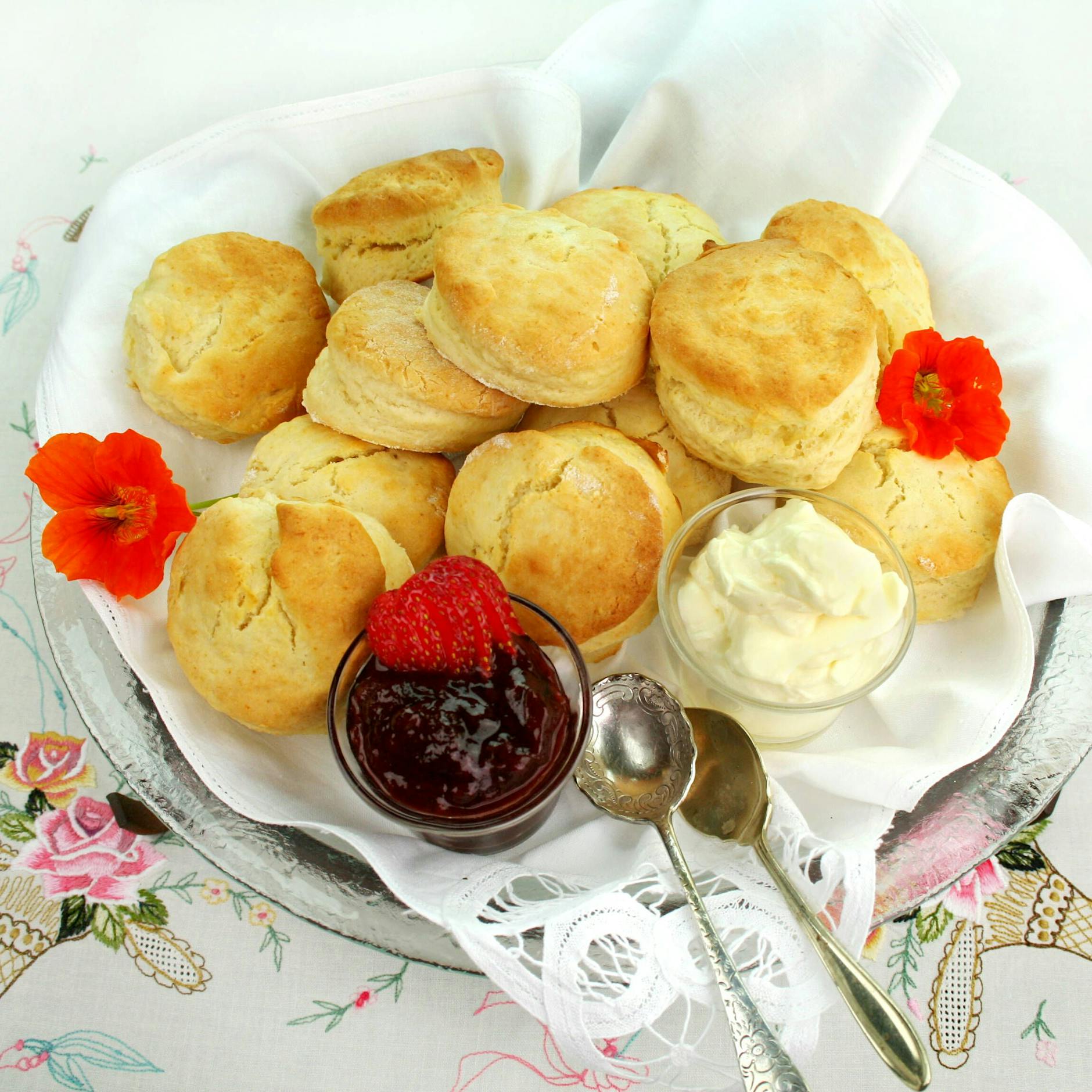 Scones mit Clotted Cream: Tea Time zu Ehren der verstorbenen Königin – hier die Rezepte