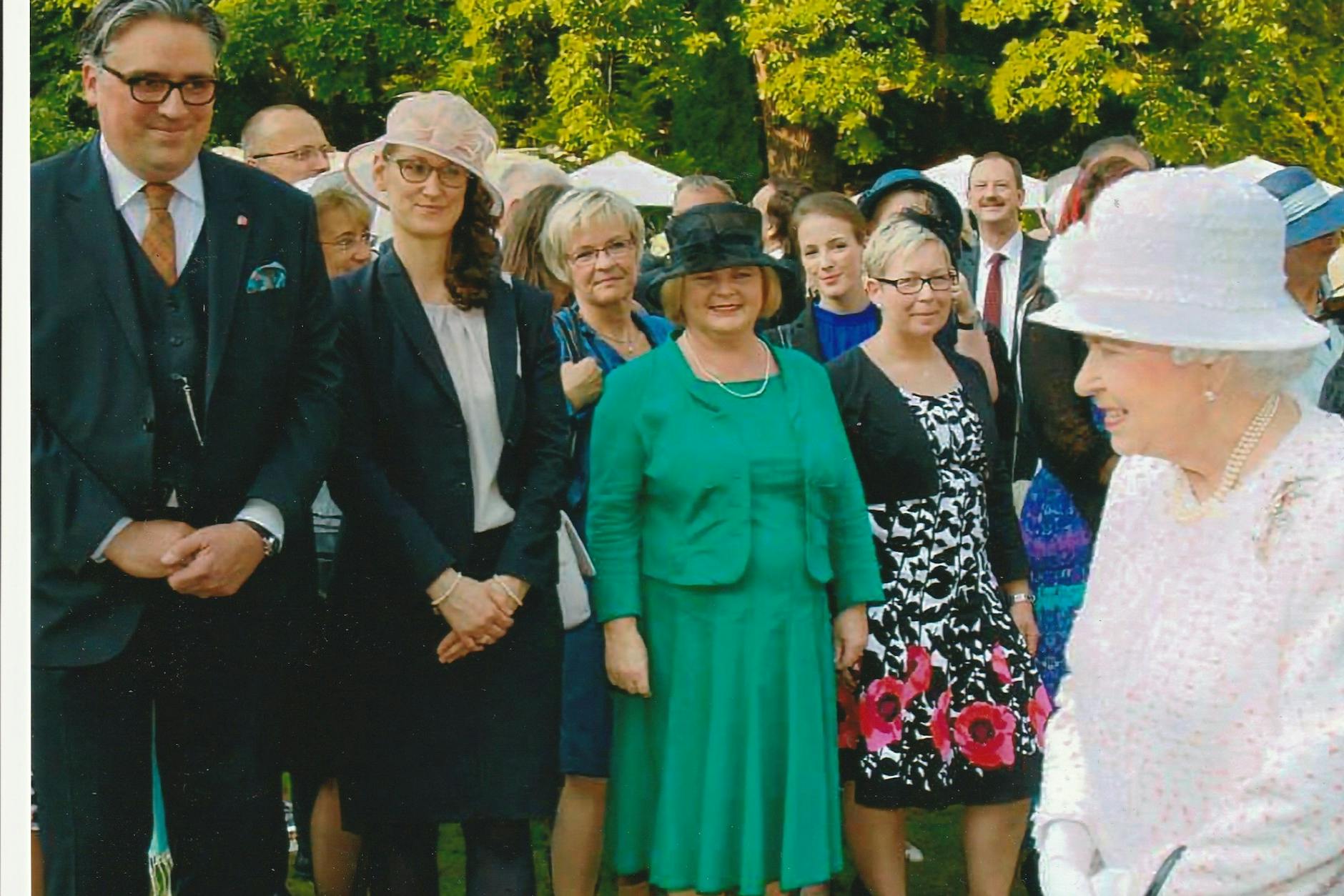 KURIER-Leserin Ingrid Baitz auf der Queen-Geburtstagsparty 2015. Foto: privat