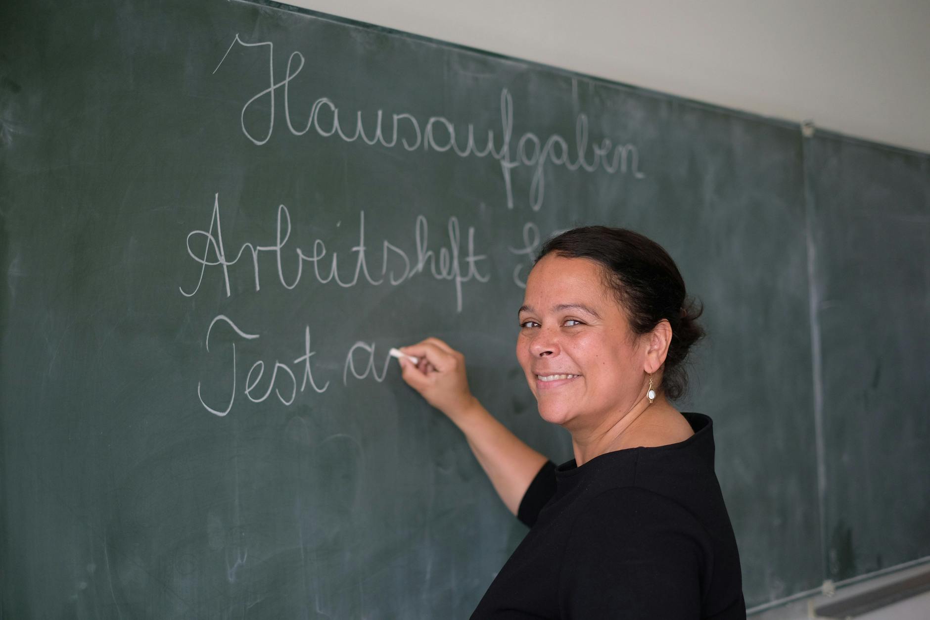 Giorgina Kazungu-Hass in ihrer neuen Wirkungsstätte: Im Klassenraum der 4c am Hans-Rosentha-Gymnasium in Lichtenberg. 