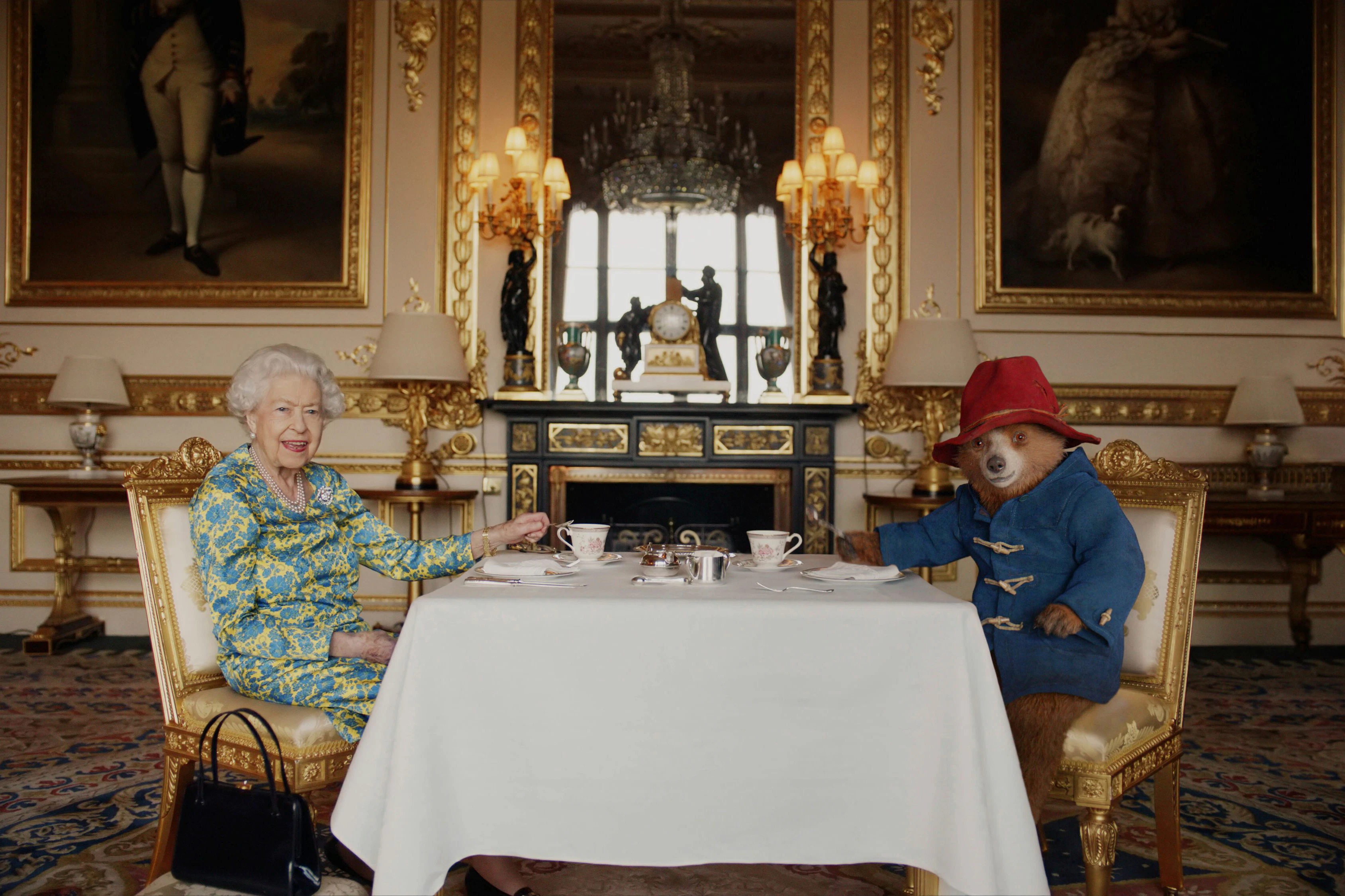 Die Queen mit dem Bären Paddington.