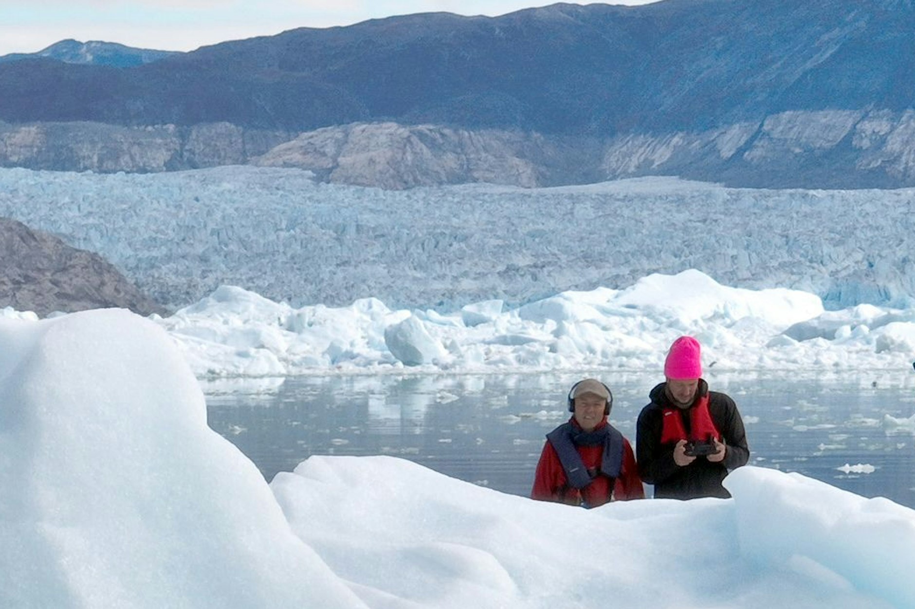 „Hast du Angst?“ „Nur, dass du hineinfällst“: Vater und Sohn Mischke in Grönland.
