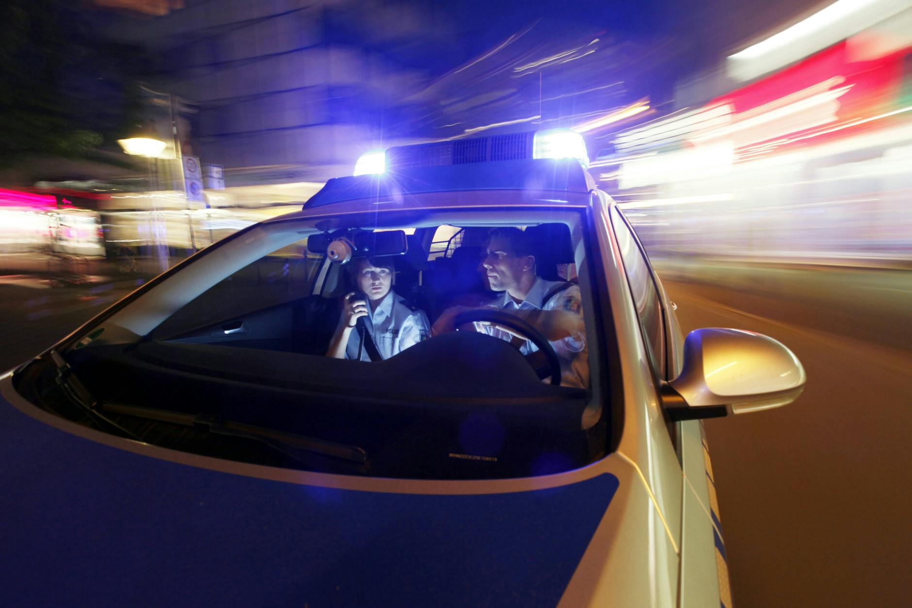 Einsatzkräfte der Polizei während einer Eilfahrt. (Symbolbild)