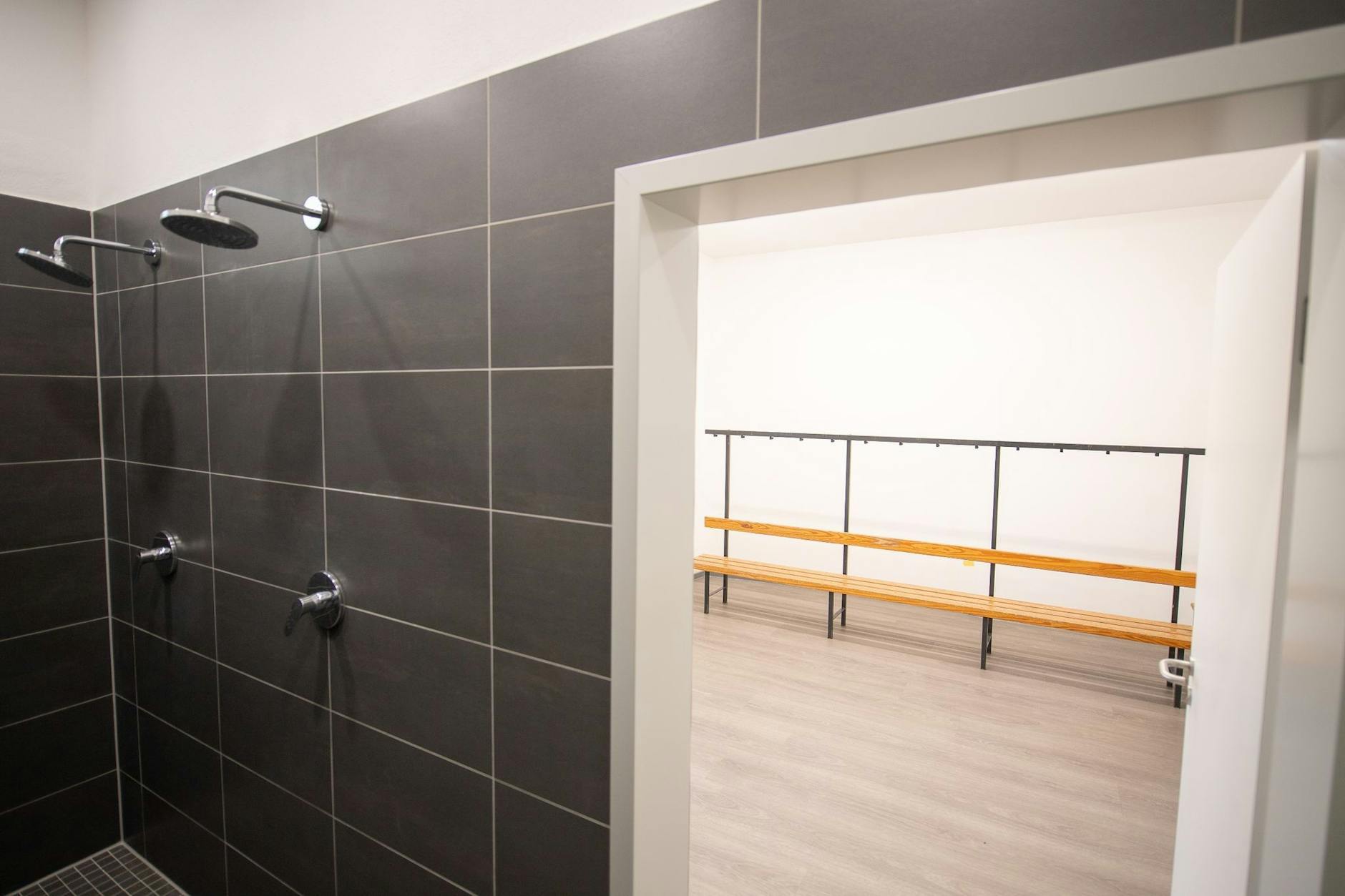 ARCHIV - Blick in eine Umkleidekabine und die Duschen eines Amateurvereins.