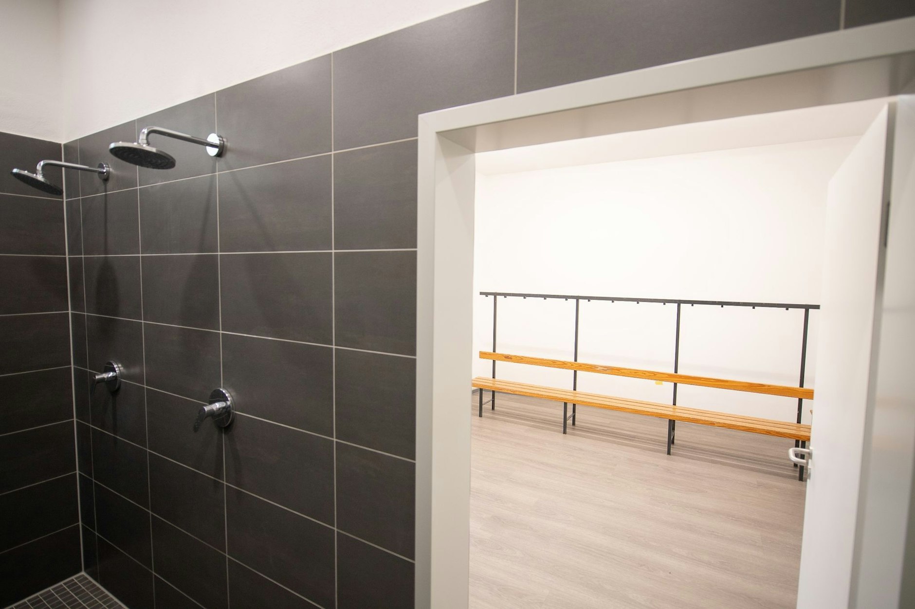 ARCHIV - Blick in eine Umkleidekabine und die Duschen eines Amateurvereins.  