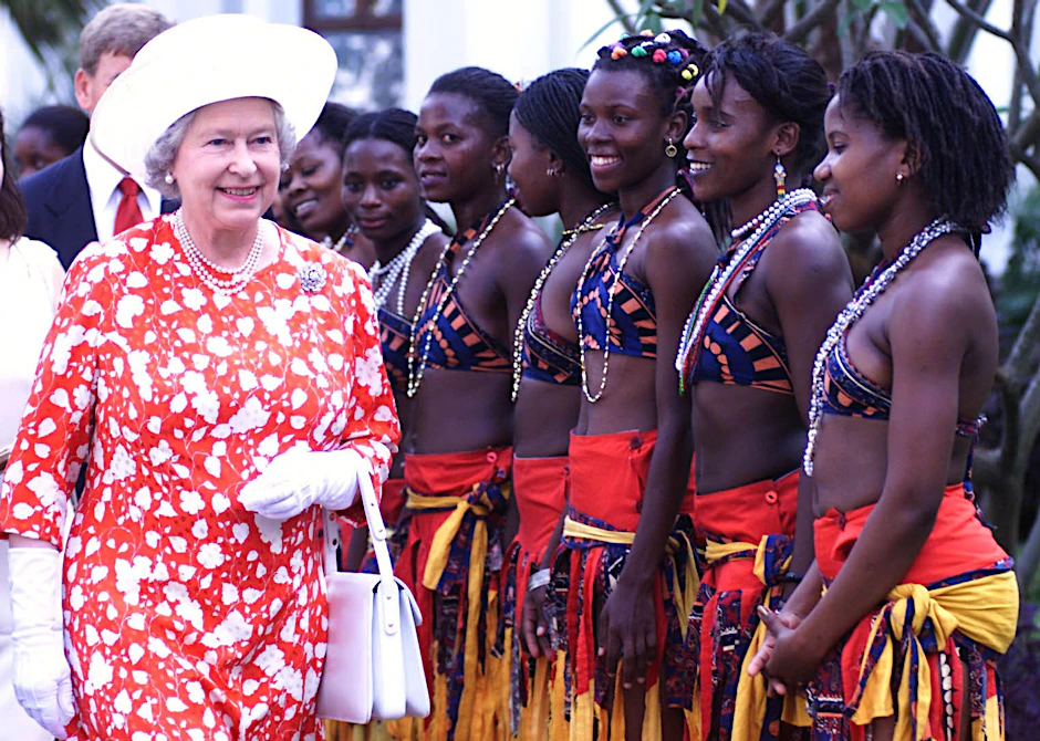 Königin Elizabeth II. besucht im Jahr 1999 Mosambik, das vier Jahre zuvor Mitglied des Commonwealth wurde. Tänzerinnen empfangen die Monarchin.