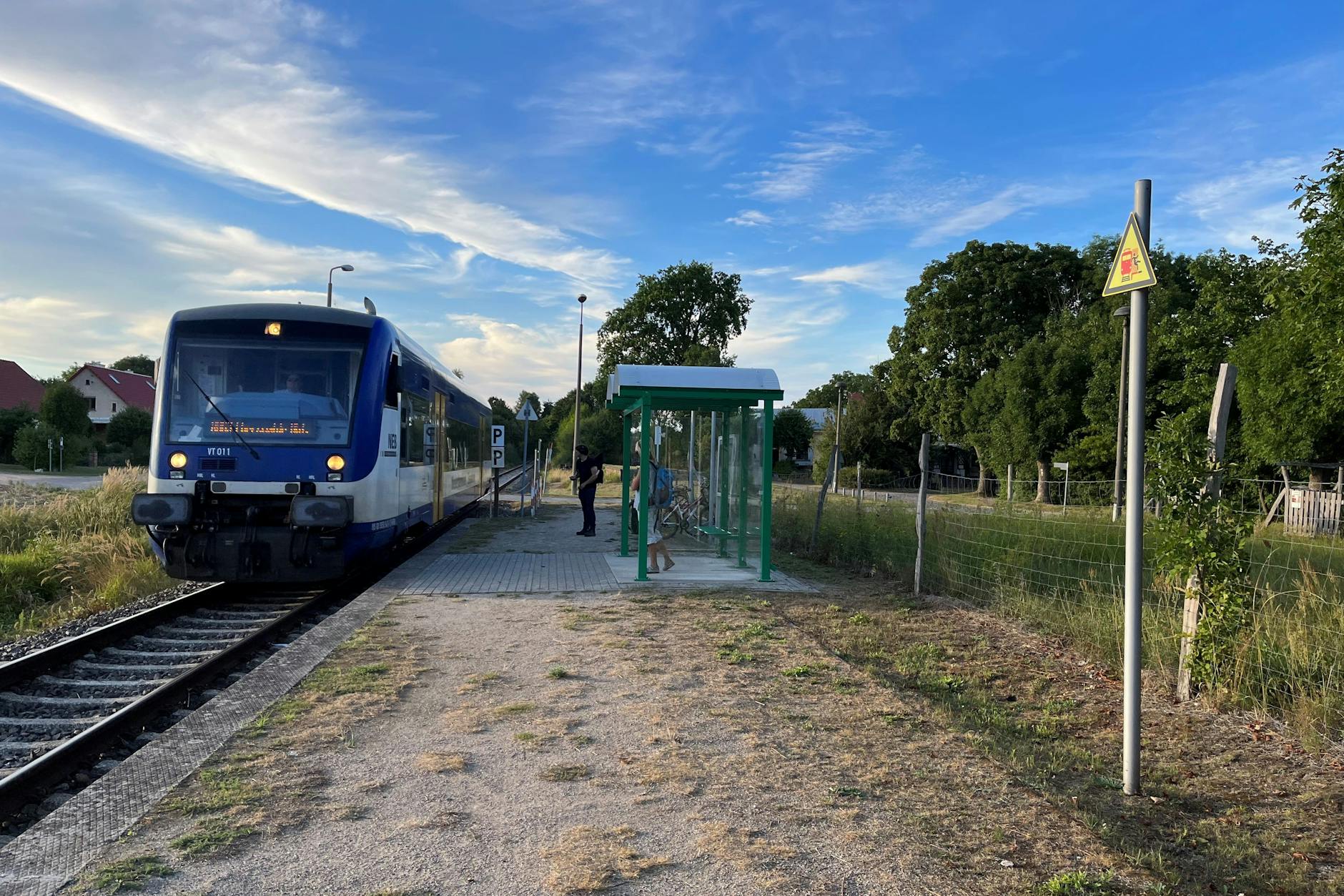 Sonntagabend in Ringenwalde: Ein Triebwagen der NEB hält am Rand des uckermärkischen Dorfes.