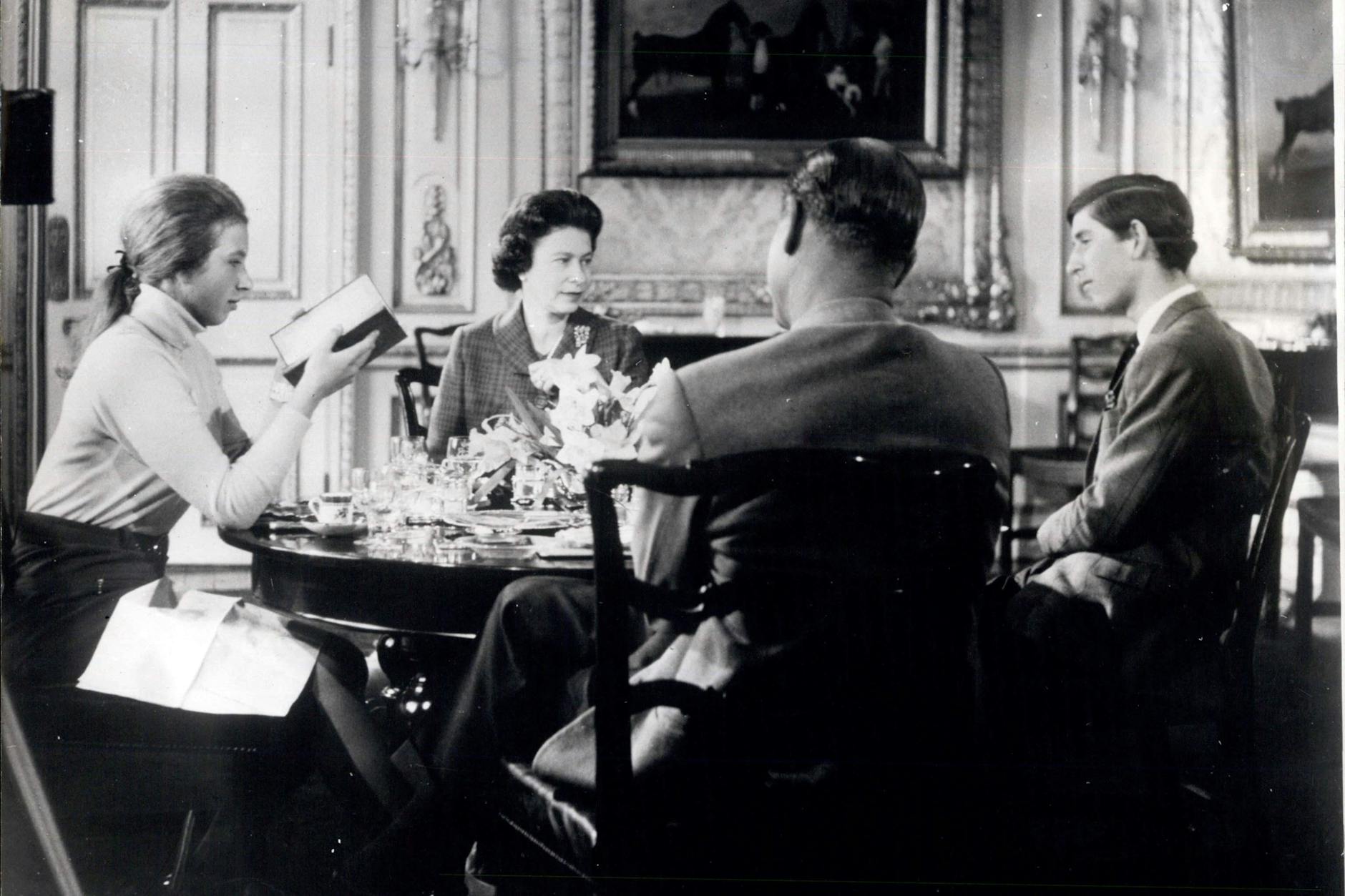 Die Szene aus der Doku „Royal Family“ zeigt die Königsfamilie am Frühstückstisch: Anne, Elizabeth, Philip und Charles (v. l.).