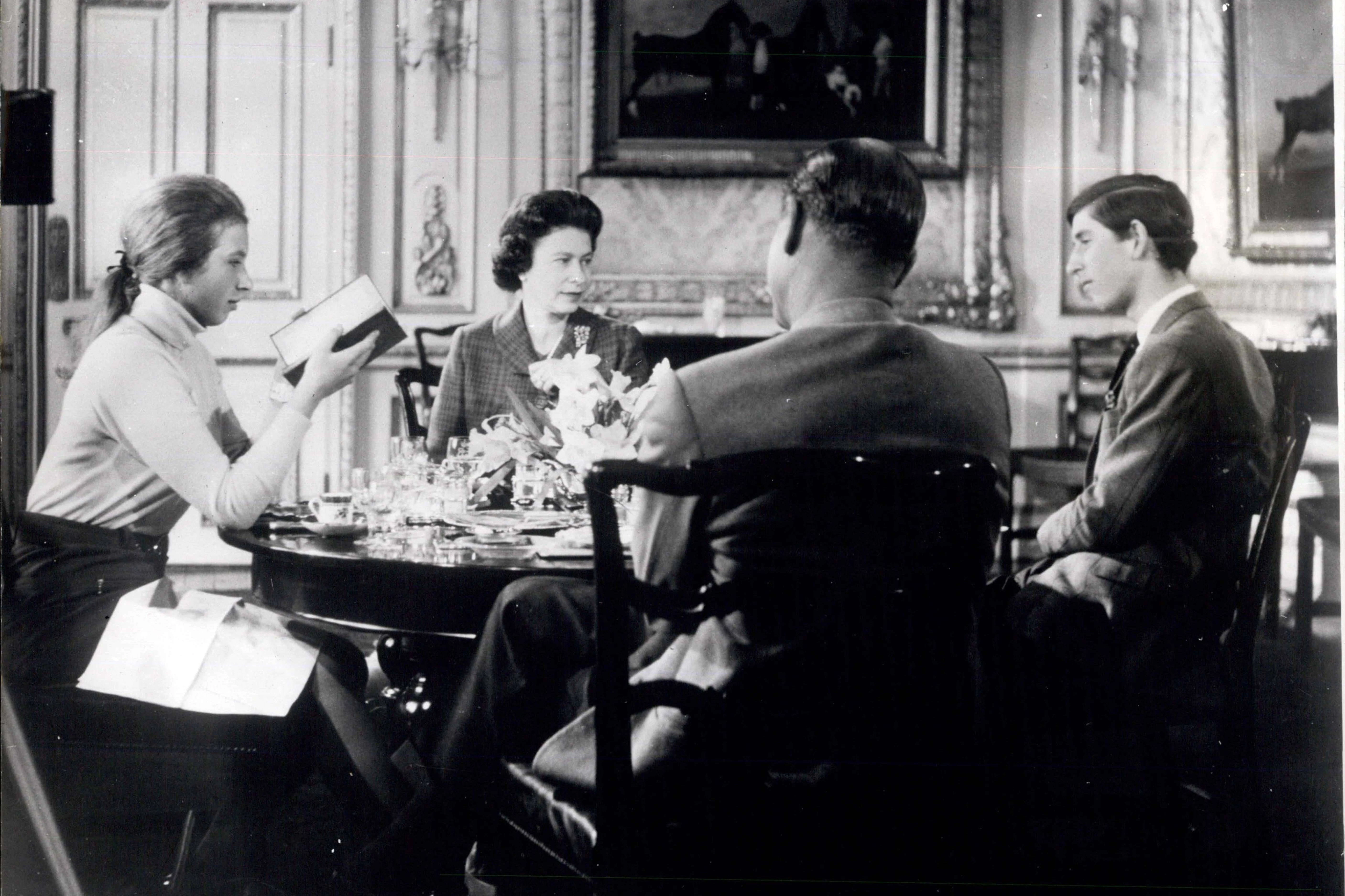 Die Szene aus der Doku „Royal Family“ zeigt die Königsfamilie am Frühstückstisch: Anne, Elizabeth, Philip und Charles (v. l.).