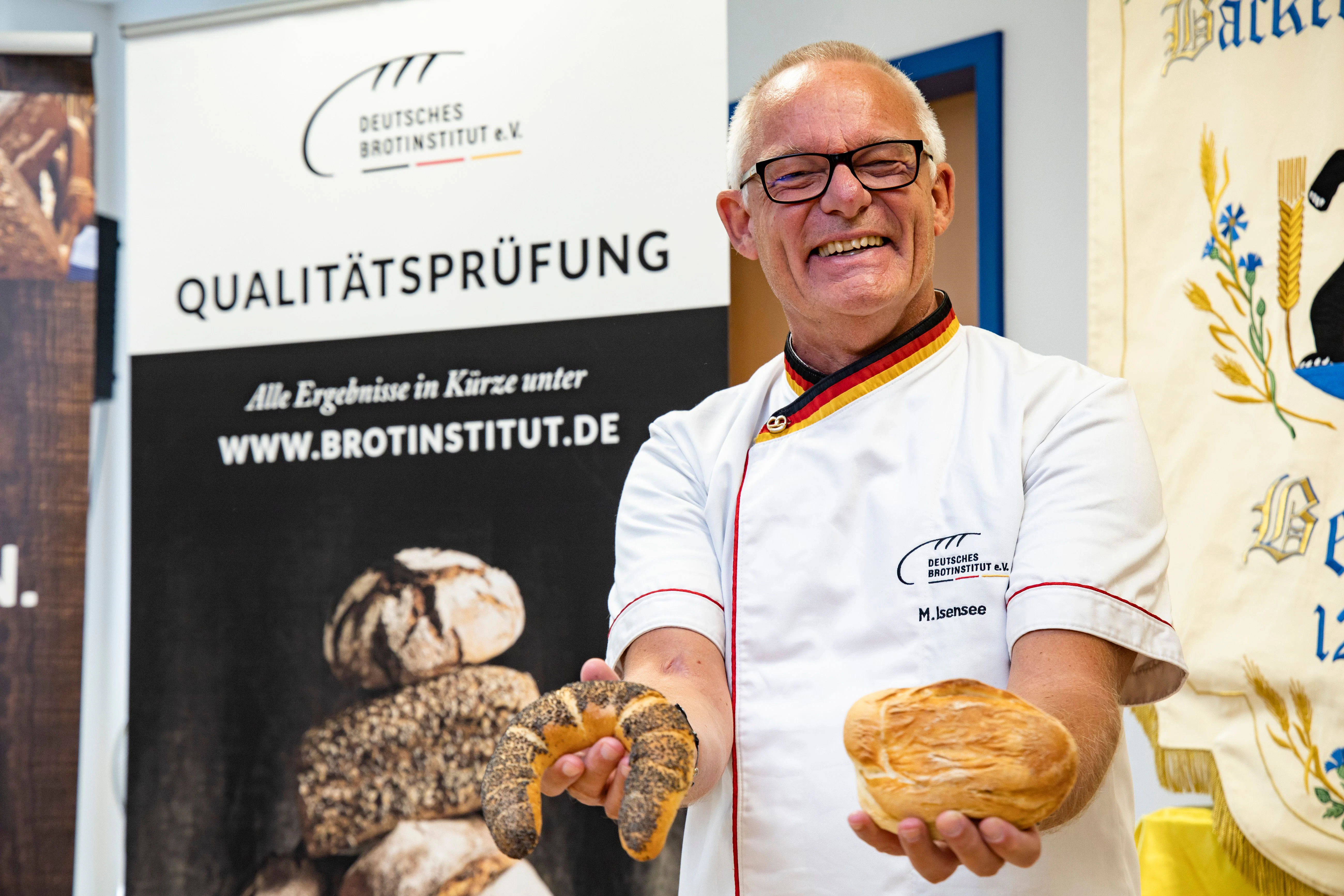 Mit viel Lust und Laune dabei: Brötchenprüfer Michael Isensee vom Deutschen Brotinstitut.  
              
              