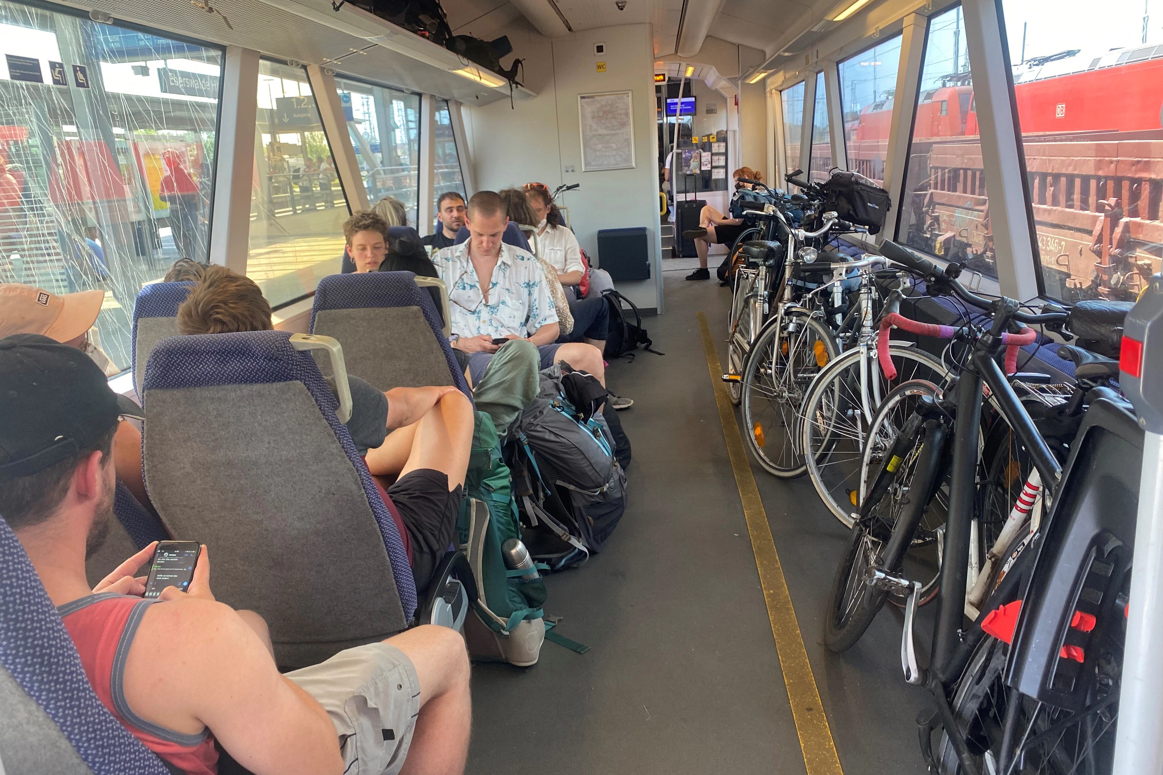 Ausflug mit der Schorfheidebahn: Am Wochenende nutzen Tagestouristen aus Berlin, nicht selten mit Fahrrädern, die Dieseltriebwagen auf der Linie RB63. Busse befördern keine Fahrräder.